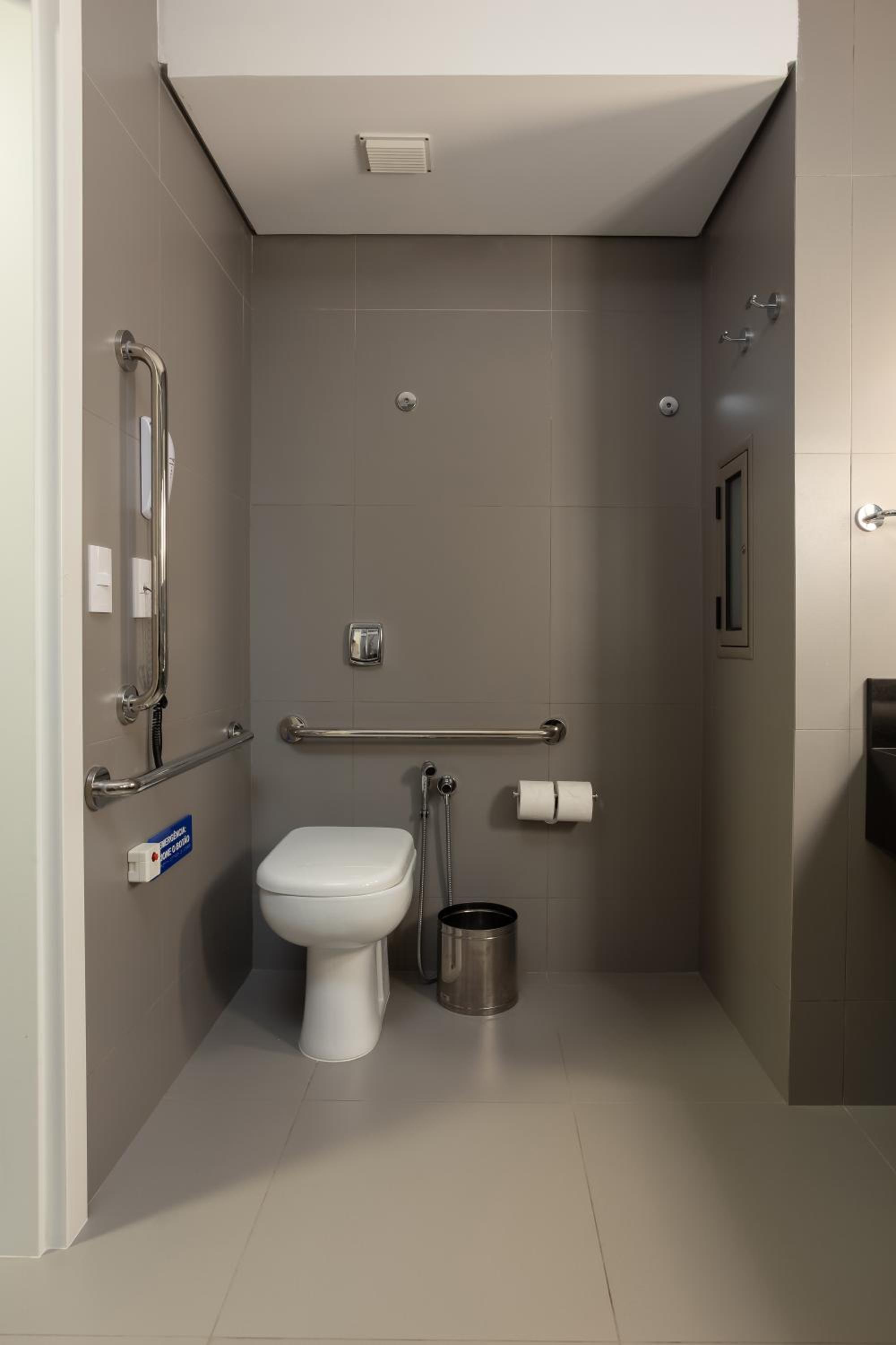 Queen Room - Disability Access photo 2