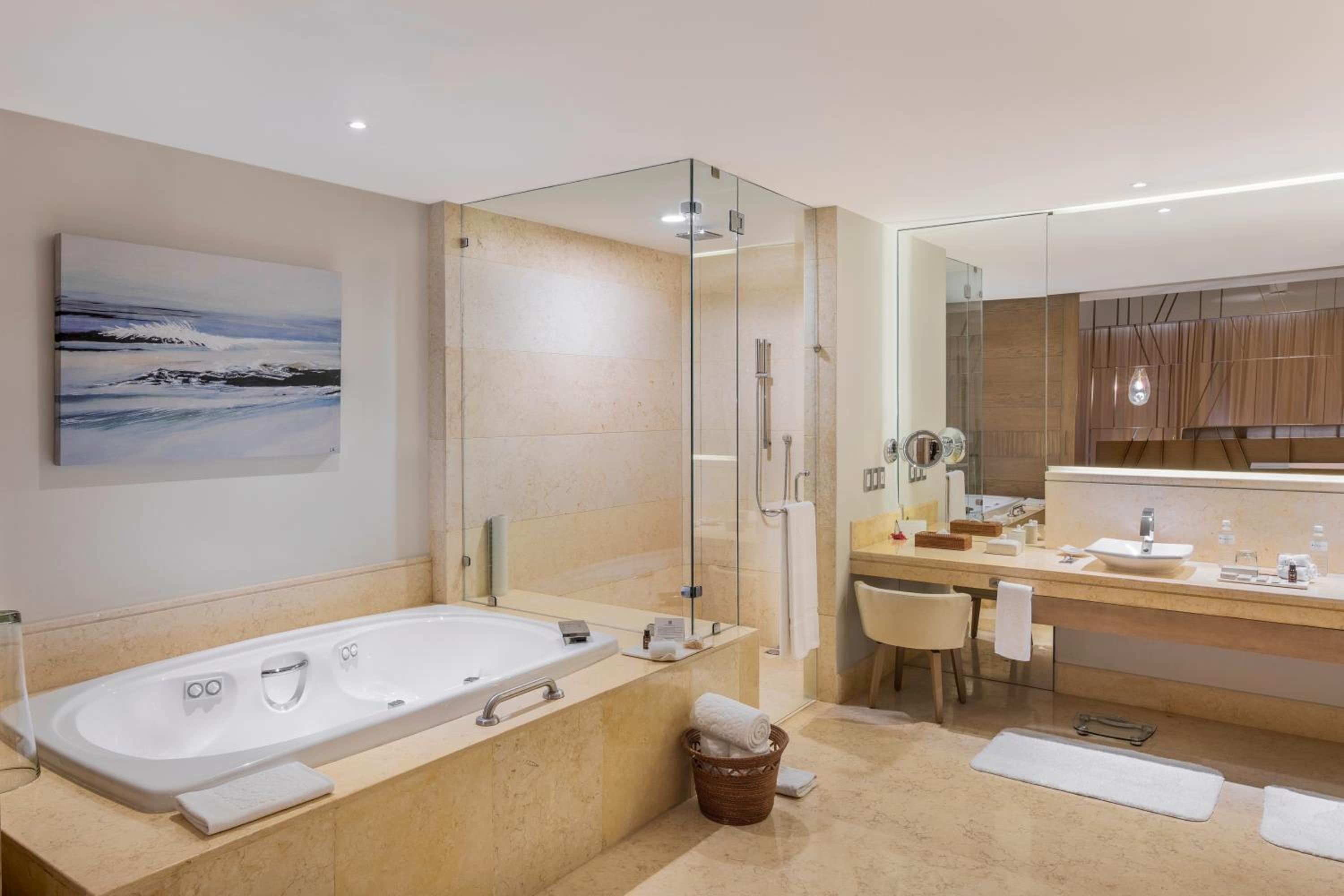 Ambassador Pool Suite Ocean View - Photo 3