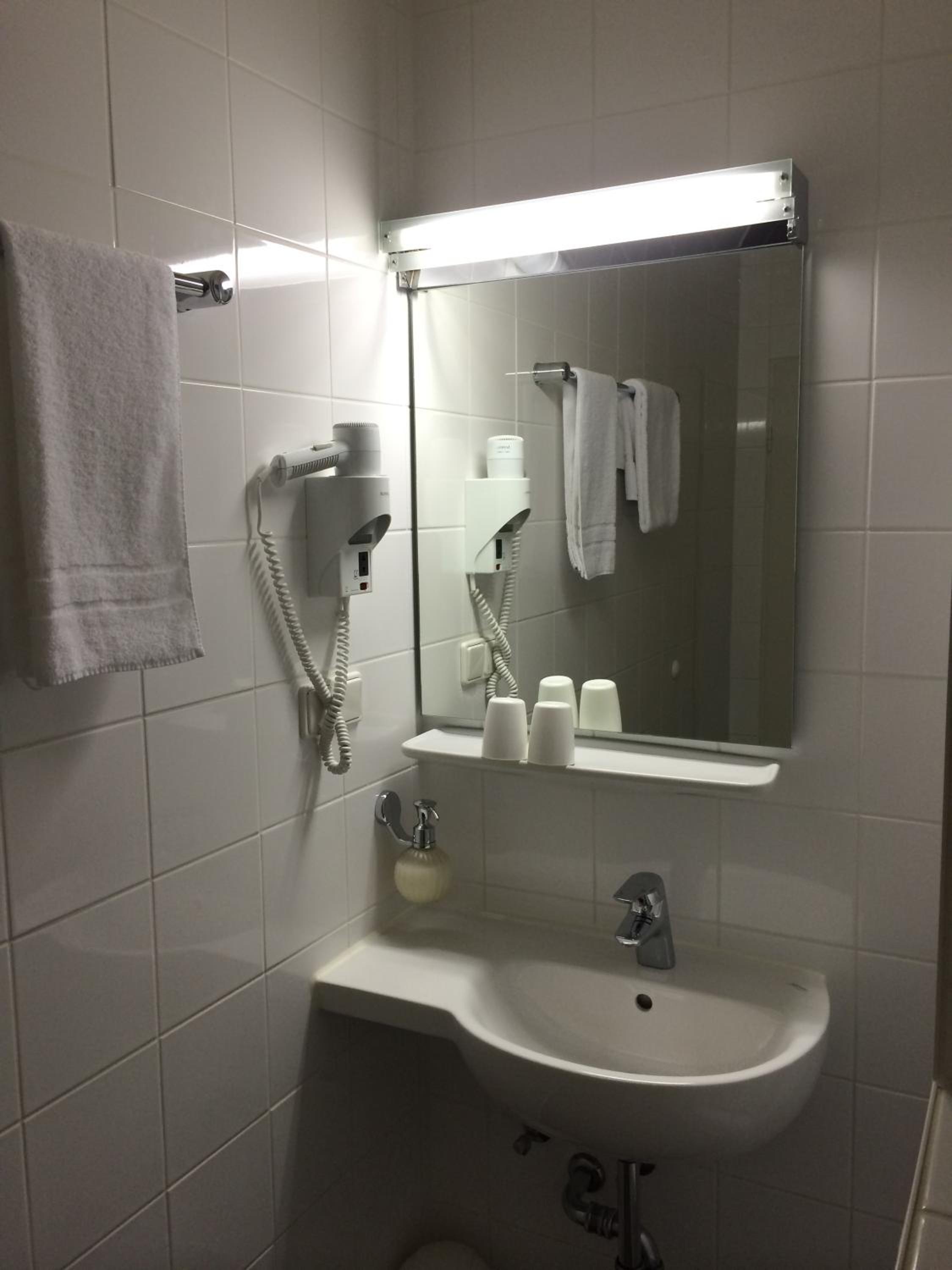 Single Room with Bathroom photo 2