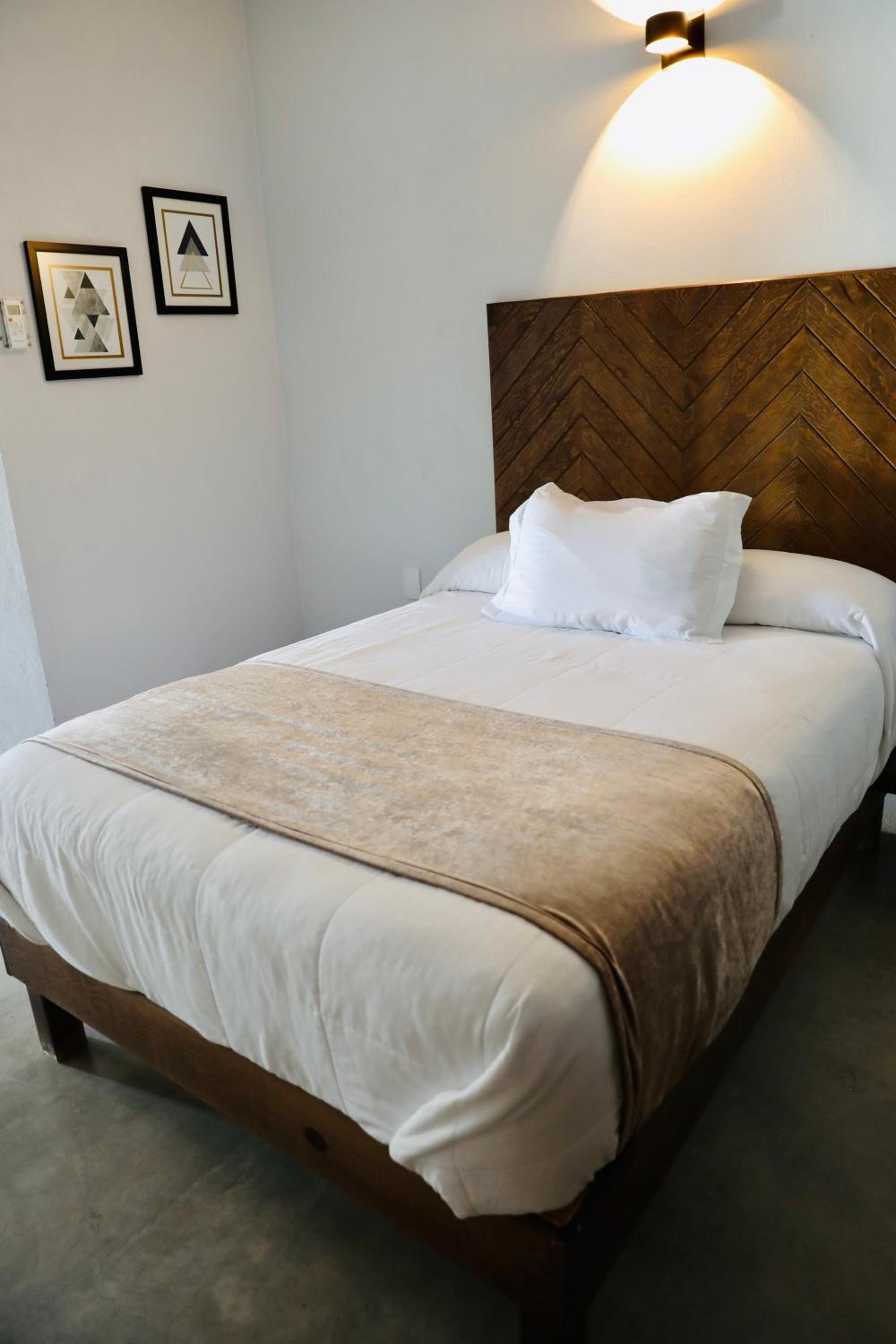 Queen Room photo 1