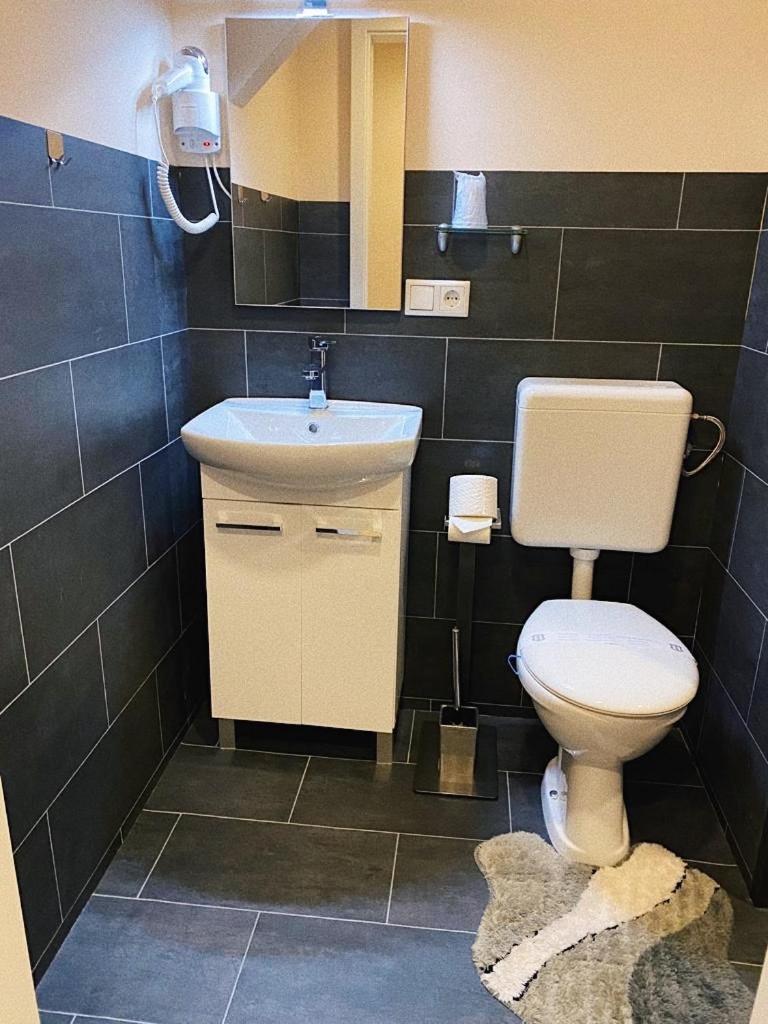 Double Room with Private Bathroom - Photo 3