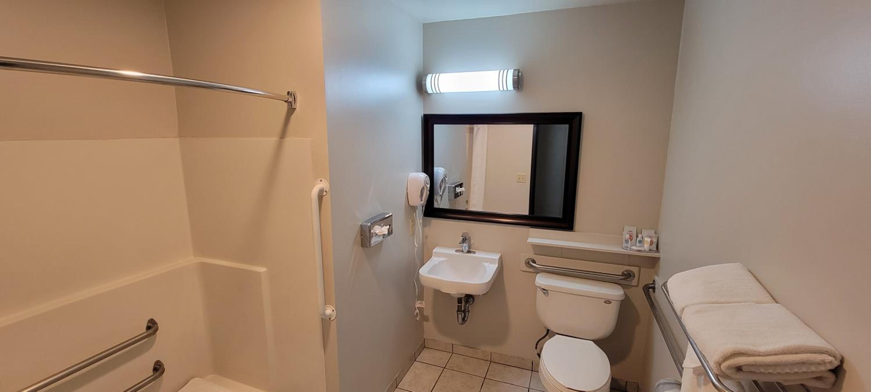Queen Room - Accessible/Non-Smoking - Photo 5