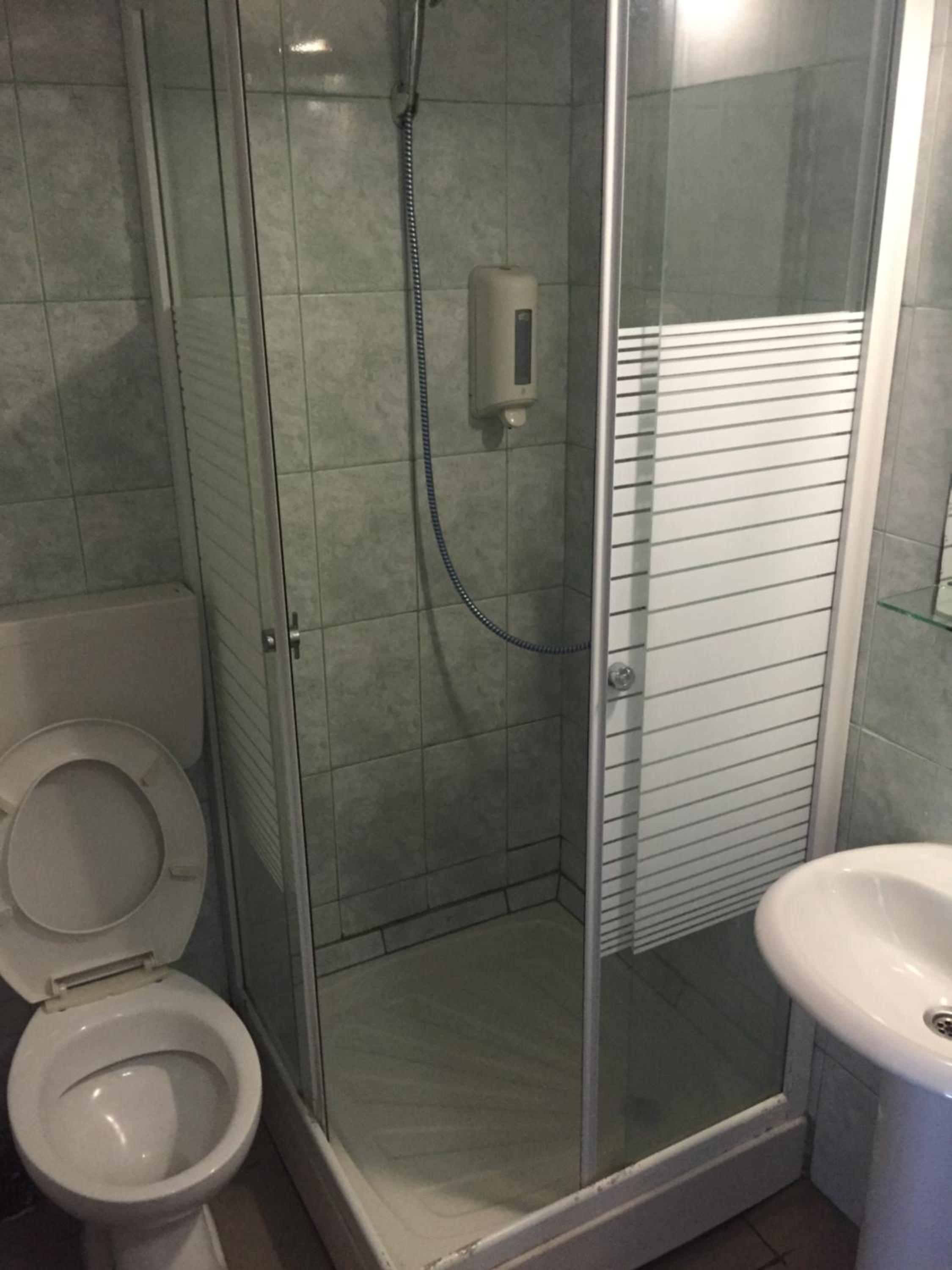 Standard Double or Twin Room - Photo 8