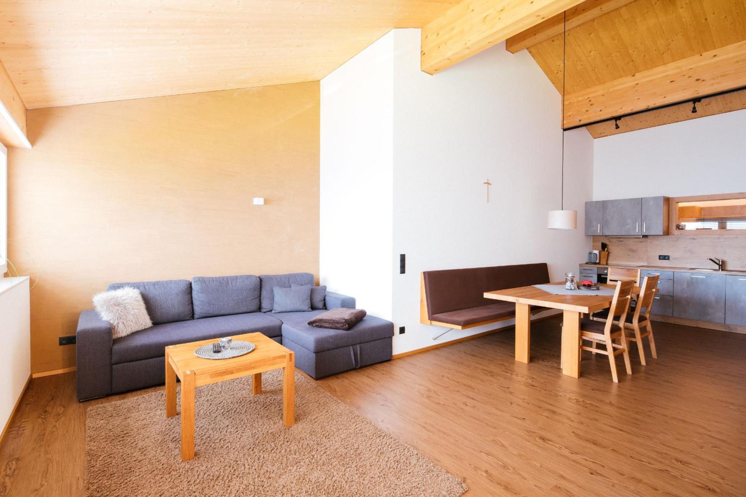 Apartment with Mountain View - Photo 2