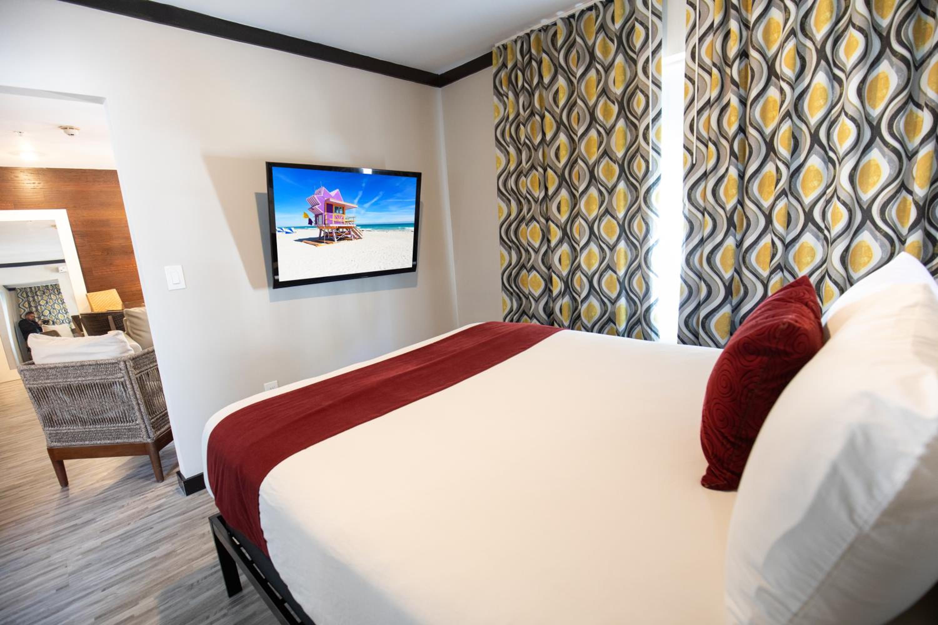 Accessible Deluxe One Bedroom Queen Suite - Photo 1