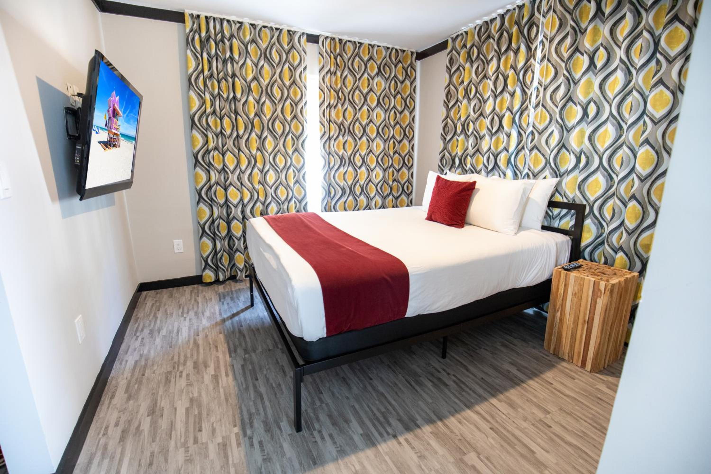 Accessible Deluxe One Bedroom Queen Suite - Photo 3