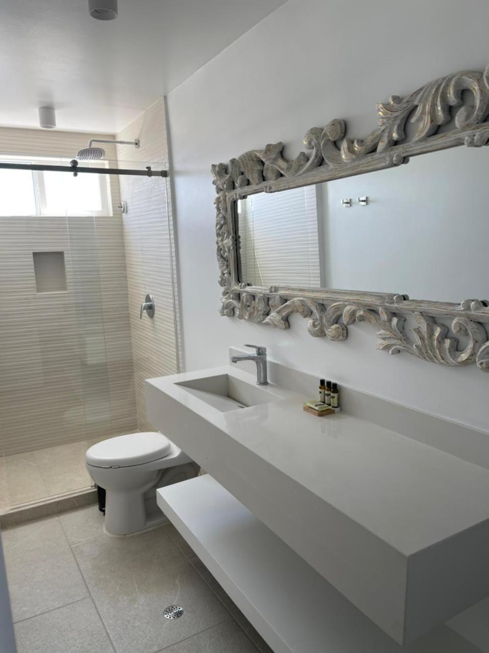 Suite - Photo 15