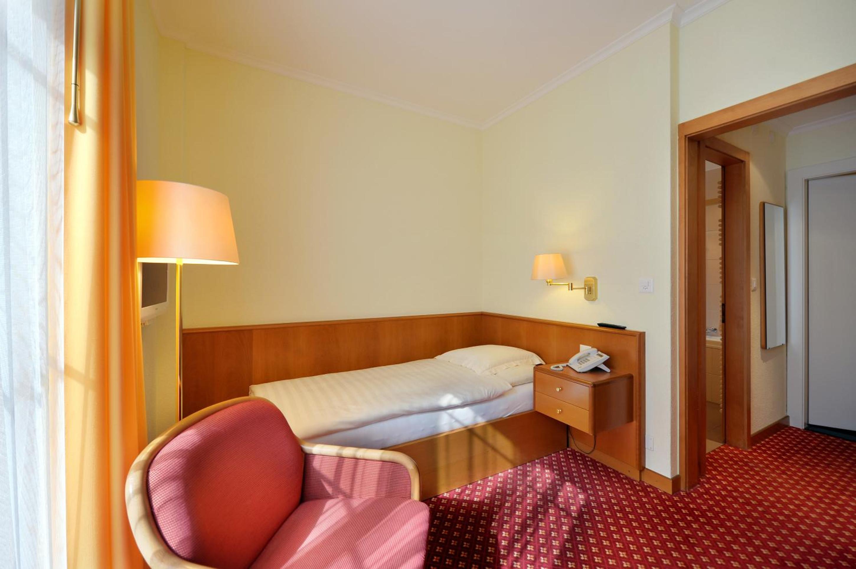 Single Room thumbnail 5