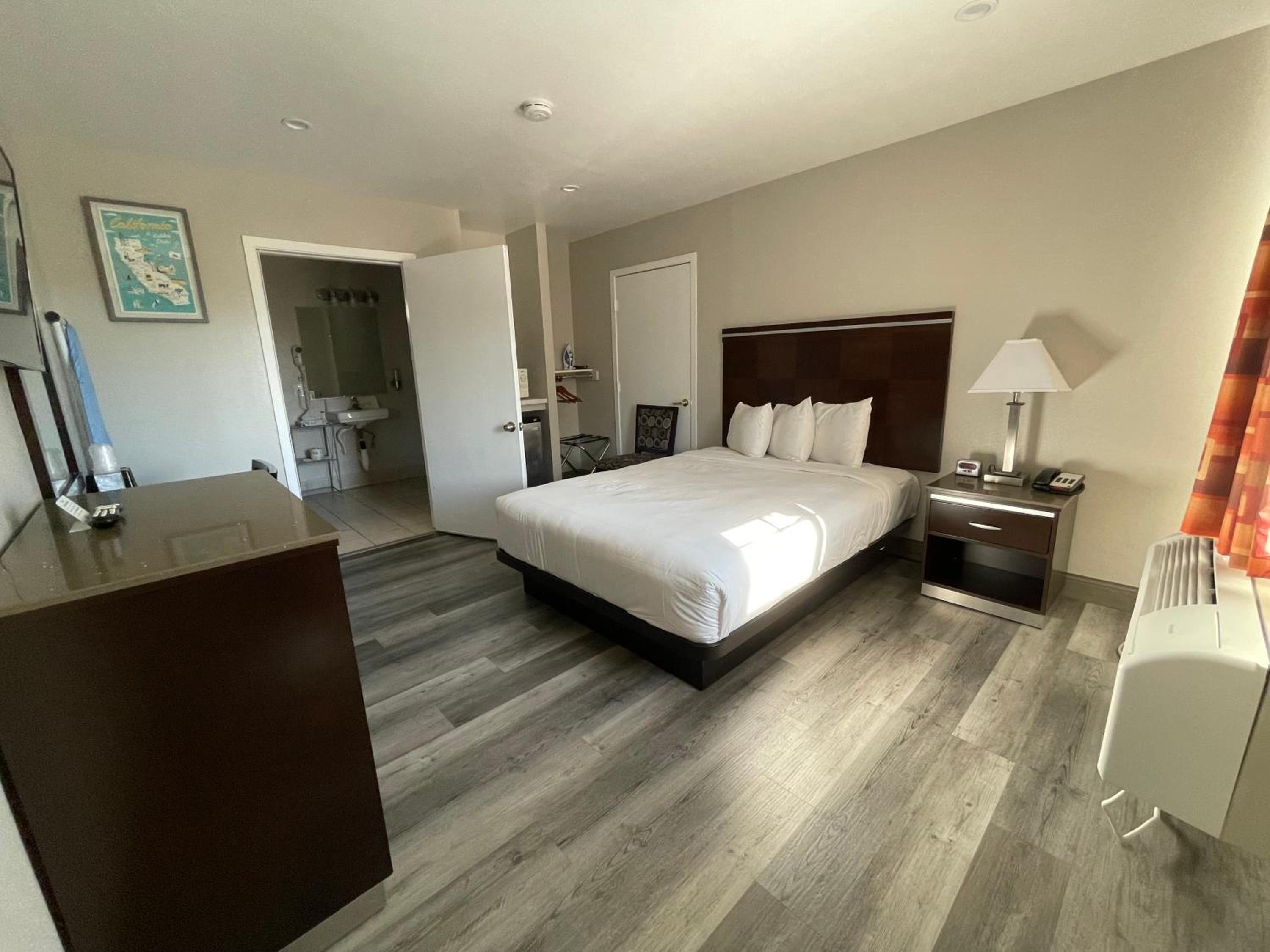 Queen Room - Disability Access Nonsmoking - Photo 1