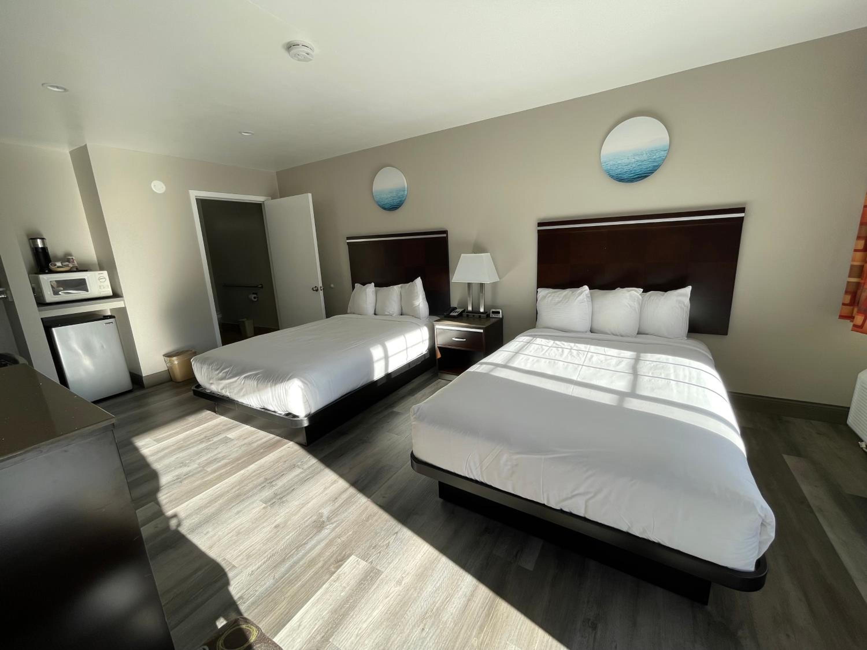Queen Room with Two Queen Beds - Non-Smoking - Photo 1