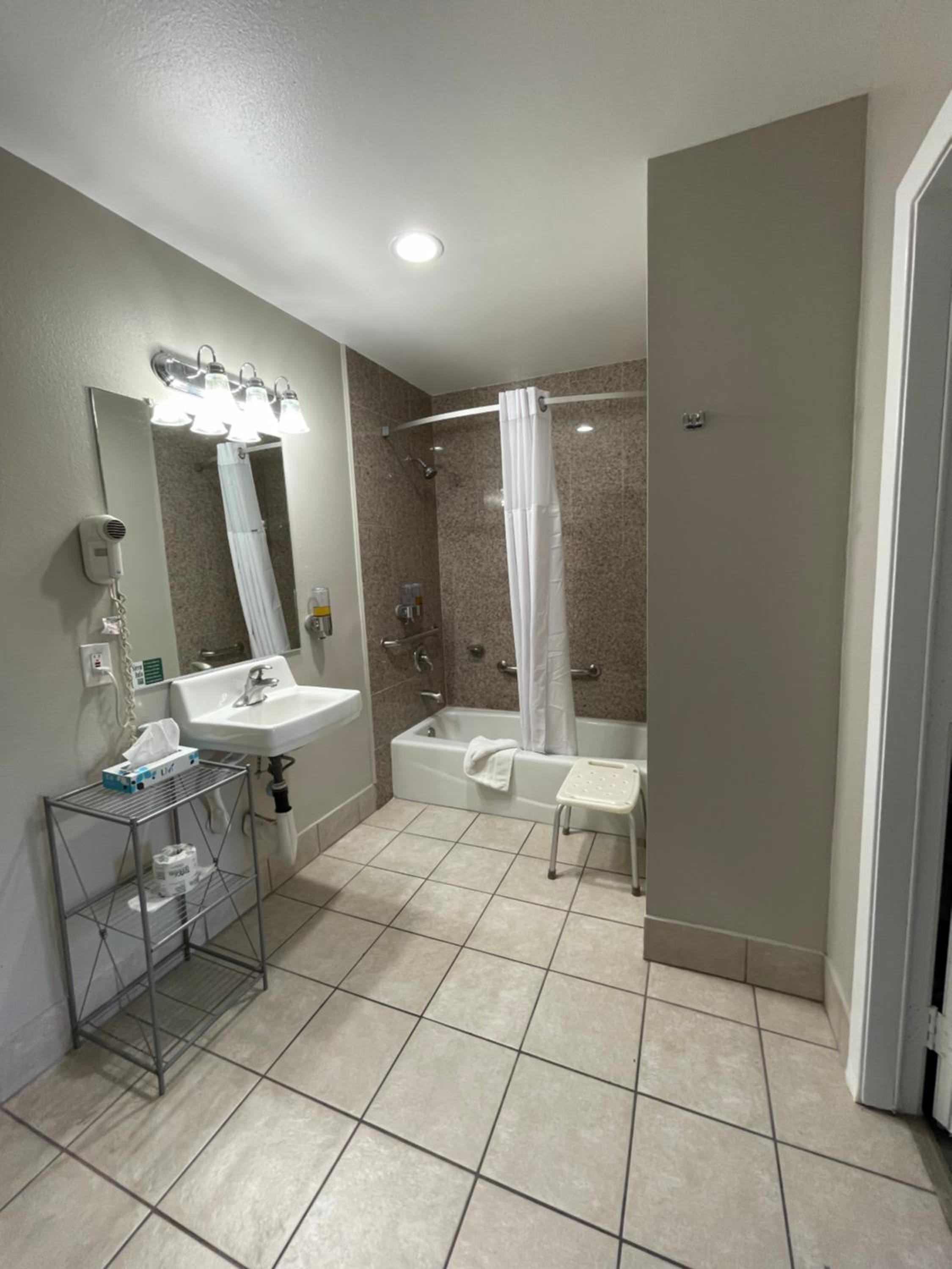 Queen Room - Disability Access Nonsmoking - Photo 3