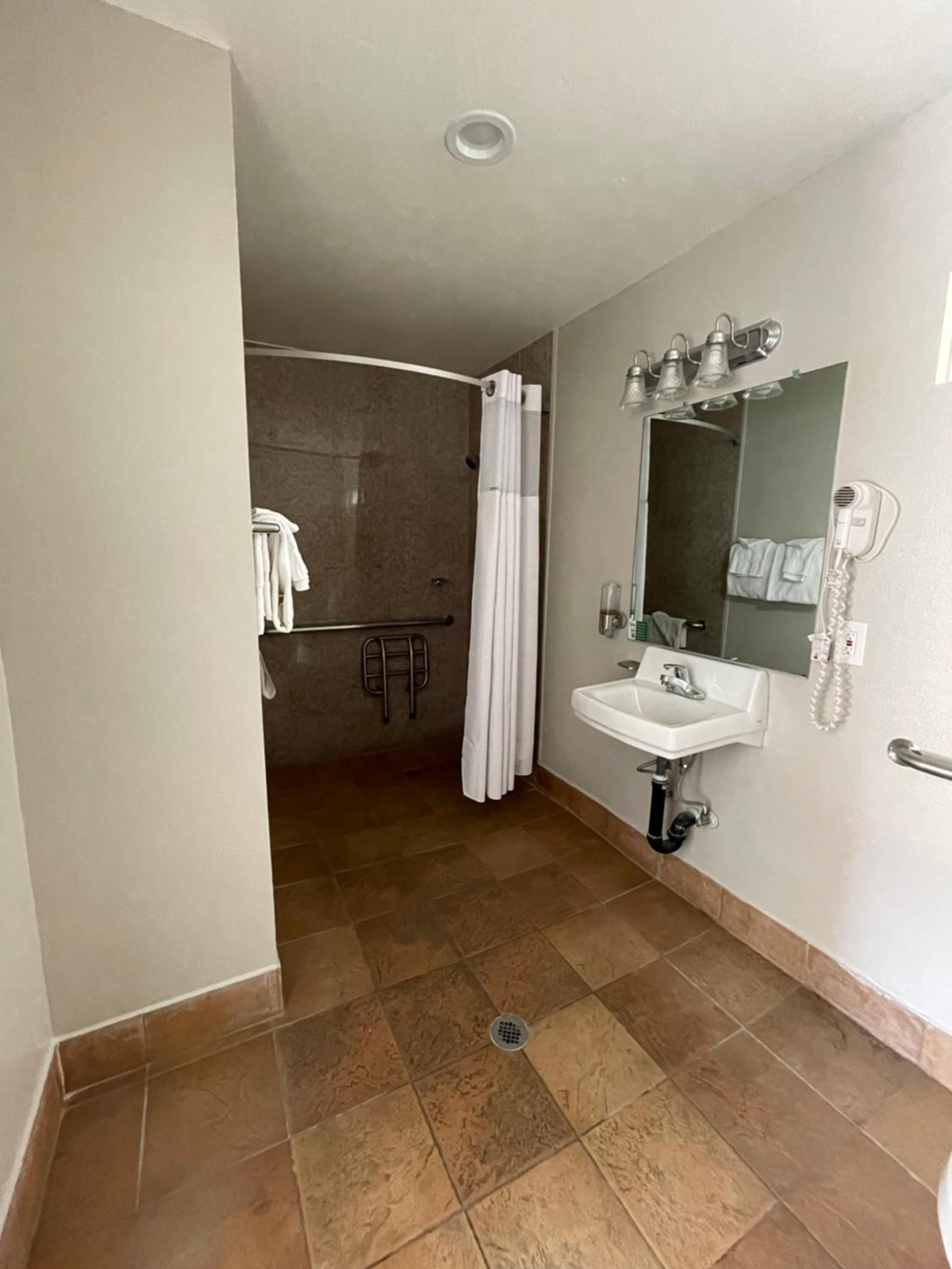 Double Room - Disability Access - Non Smoking photo 3