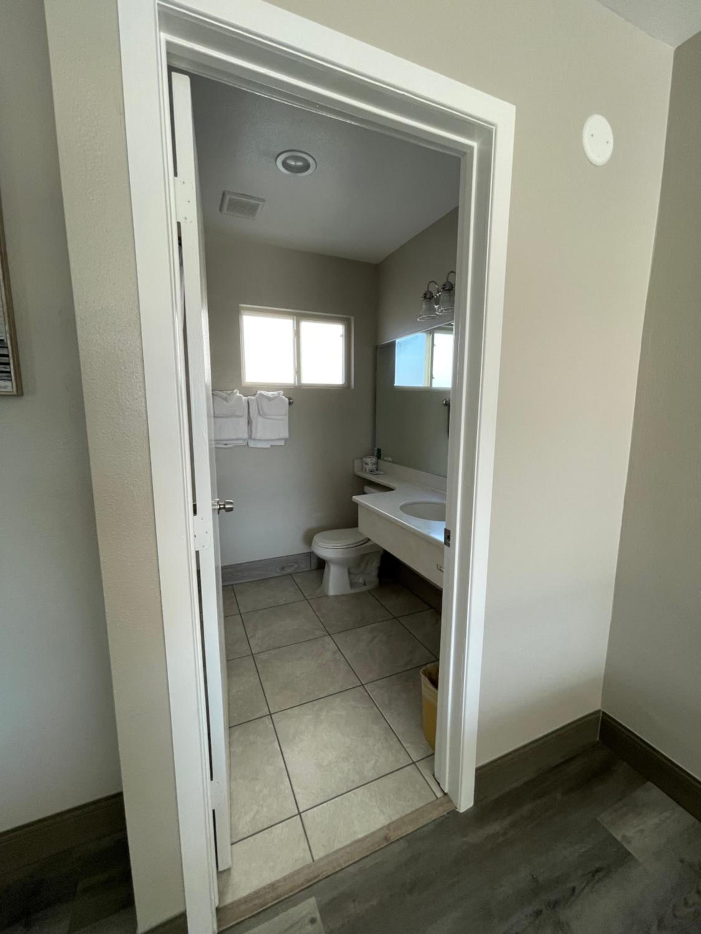 Queen Room - Disability Access Nonsmoking - Photo 4