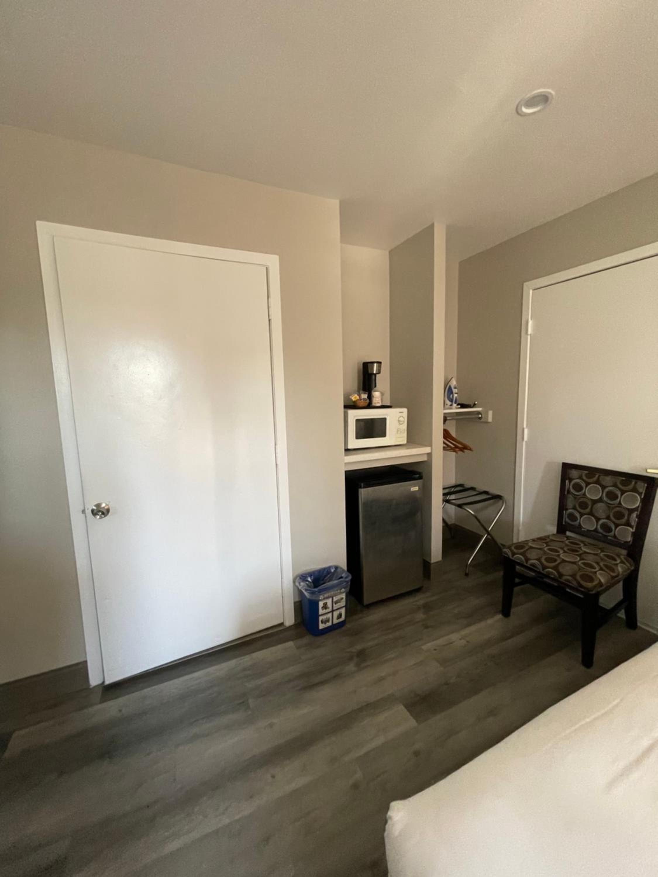 Queen Room - Disability Access Nonsmoking - Photo 2