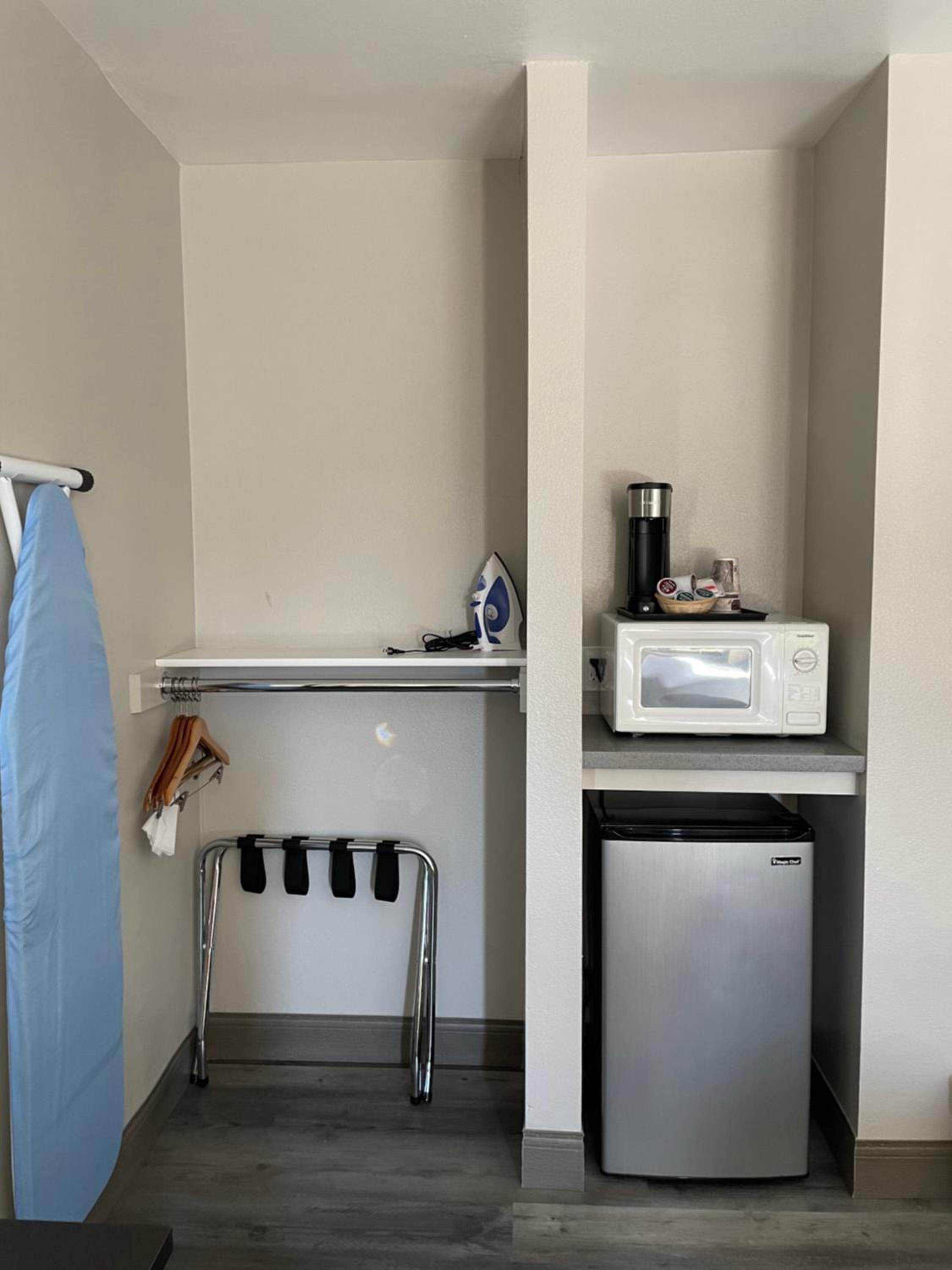 Queen Room - Non-Smoking - Photo 3