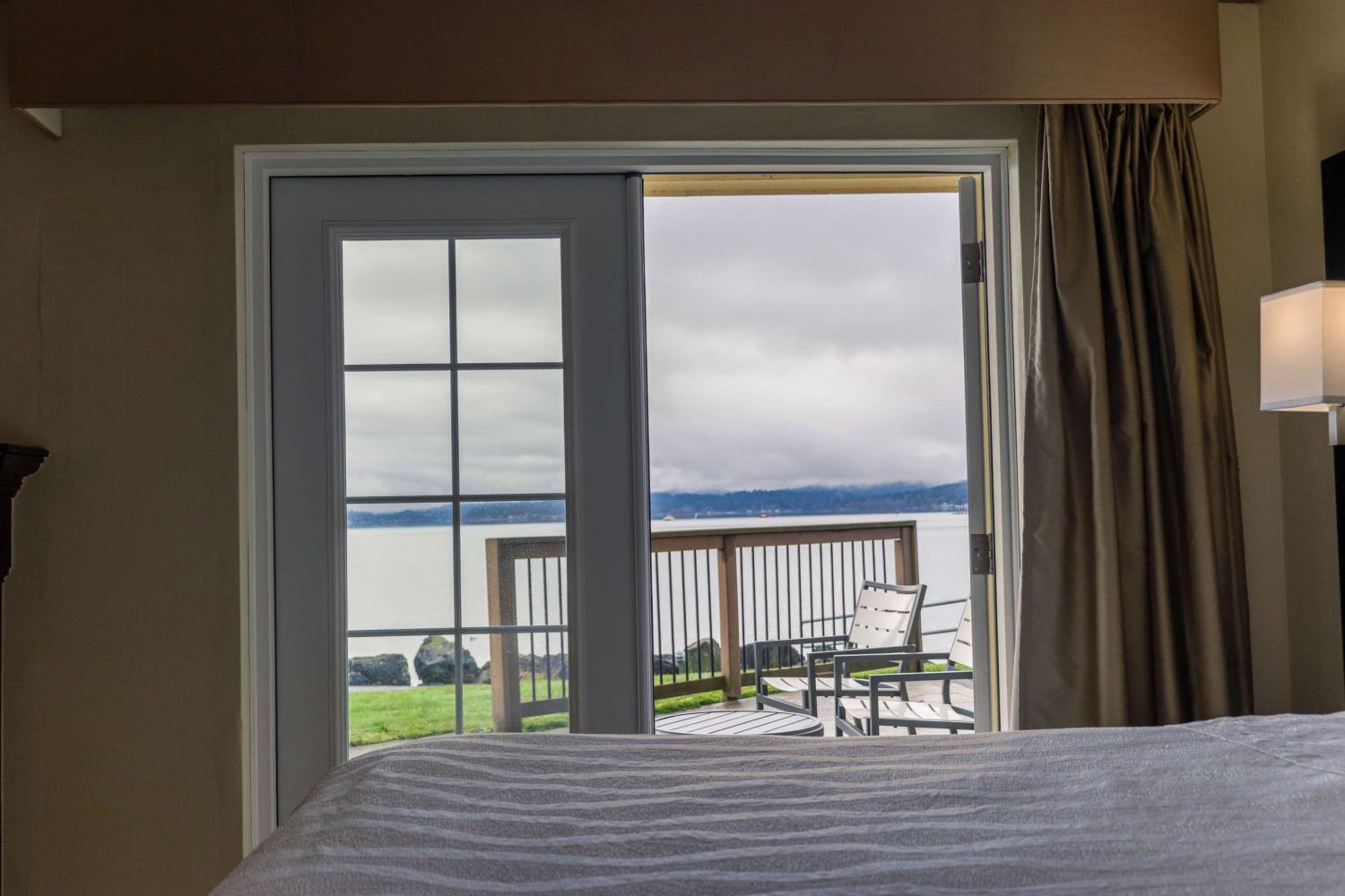 King Room - Water View - Balcony - Non Smoking - Photo 6