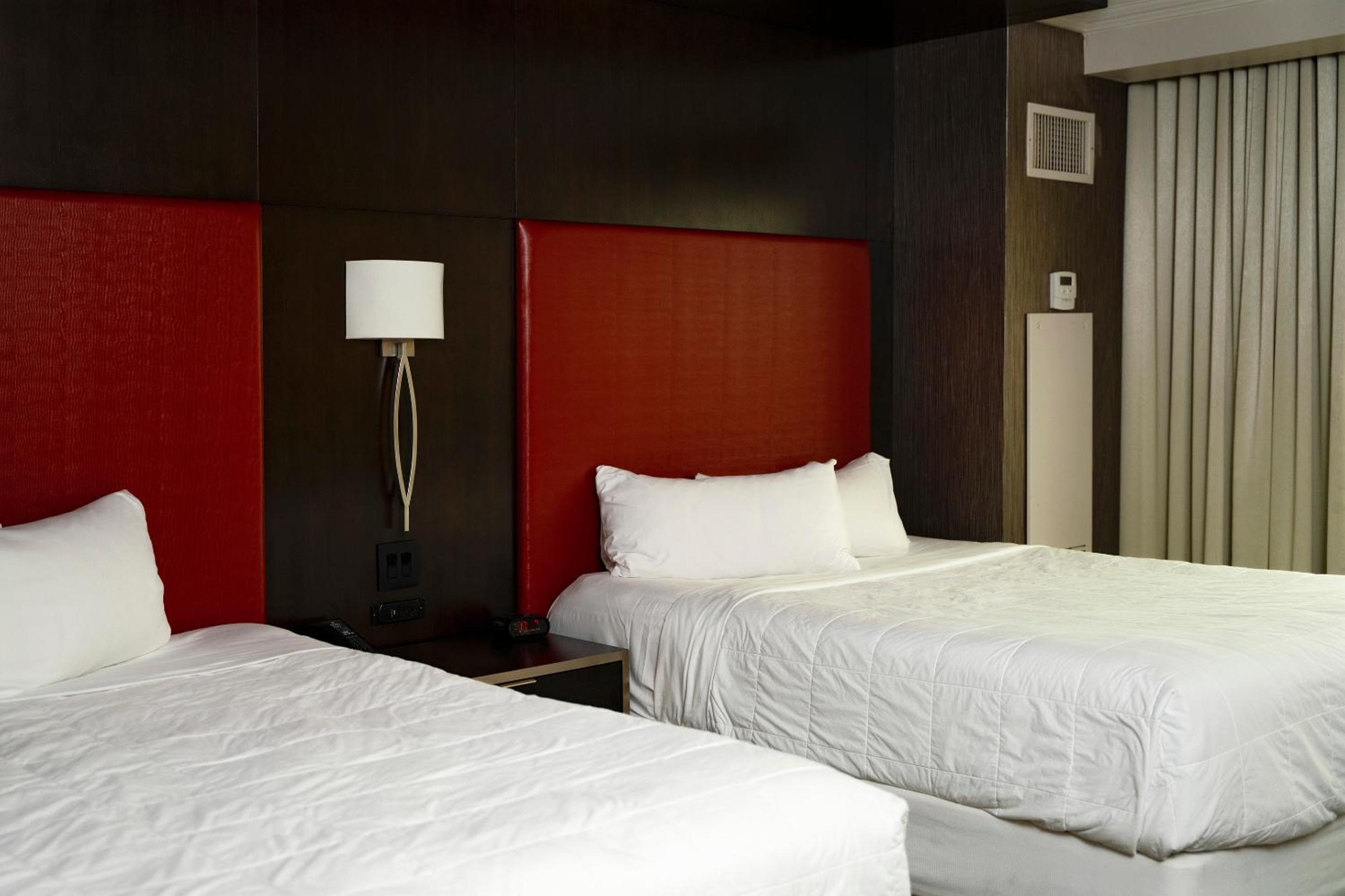 Deluxe Queen Room with Two Queen Beds - Non-Smoking - Photo 3