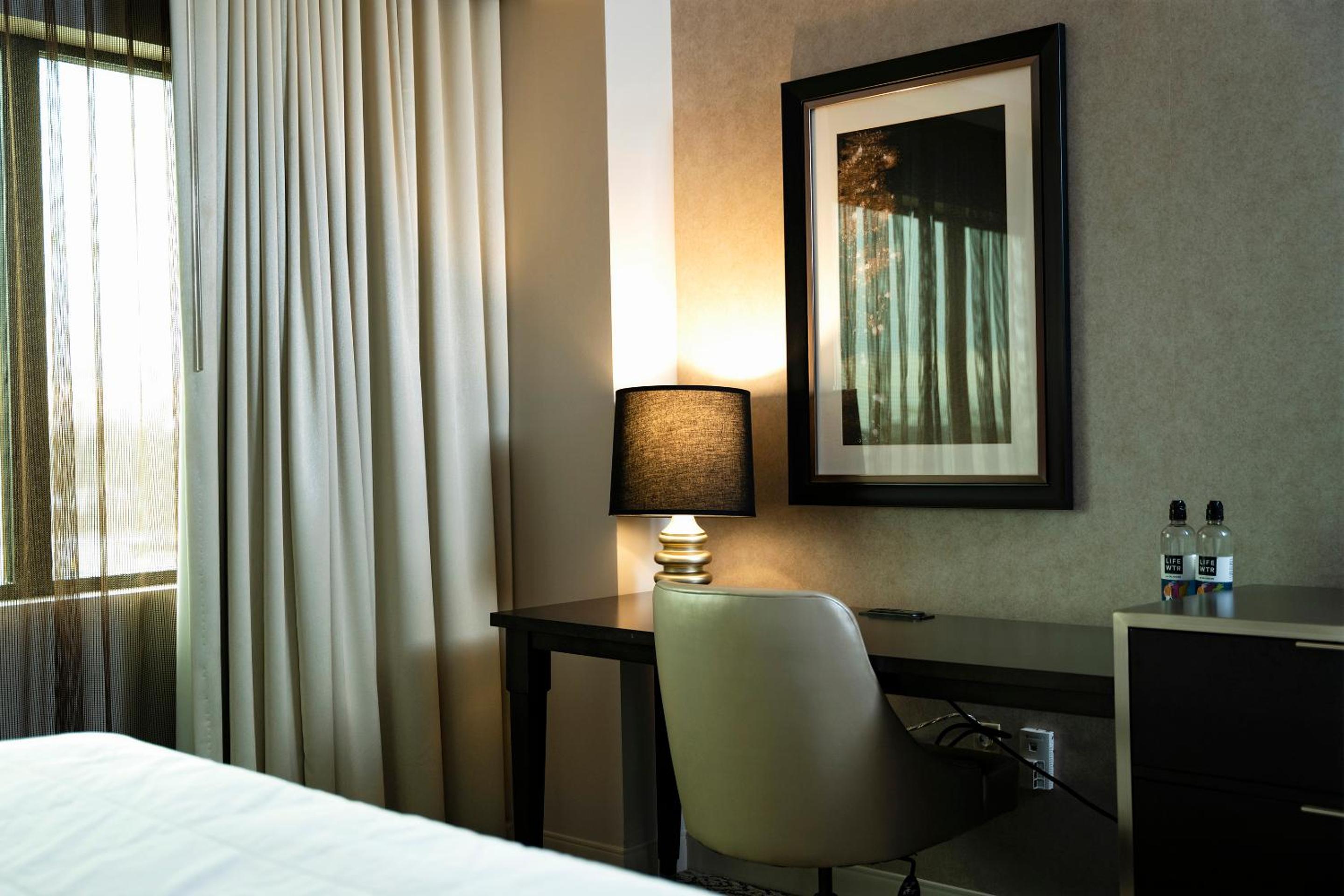 Deluxe Queen Room with Two Queen Beds - Non-Smoking - Photo 4