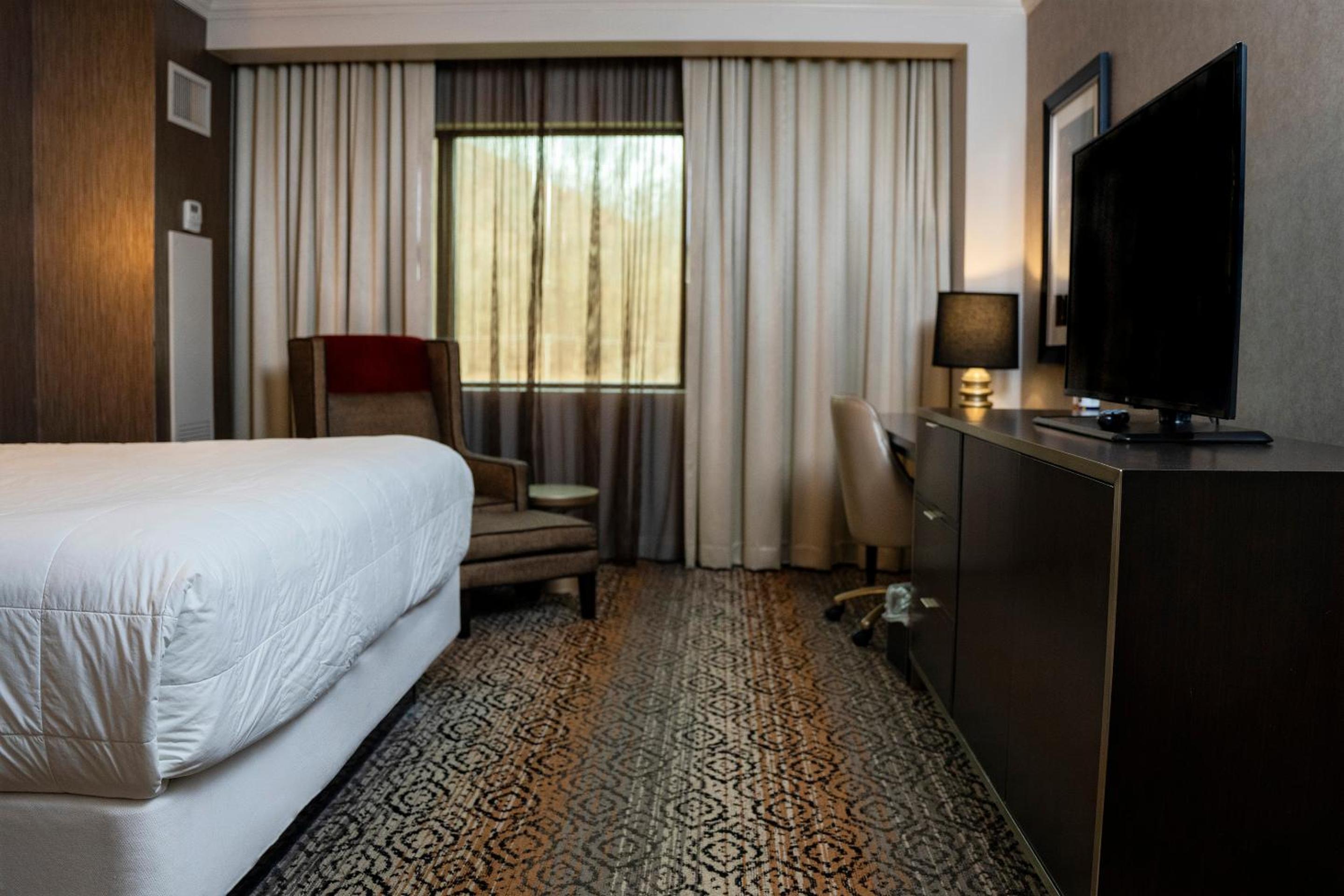 Deluxe King Room - Non-Smoking - Photo 5