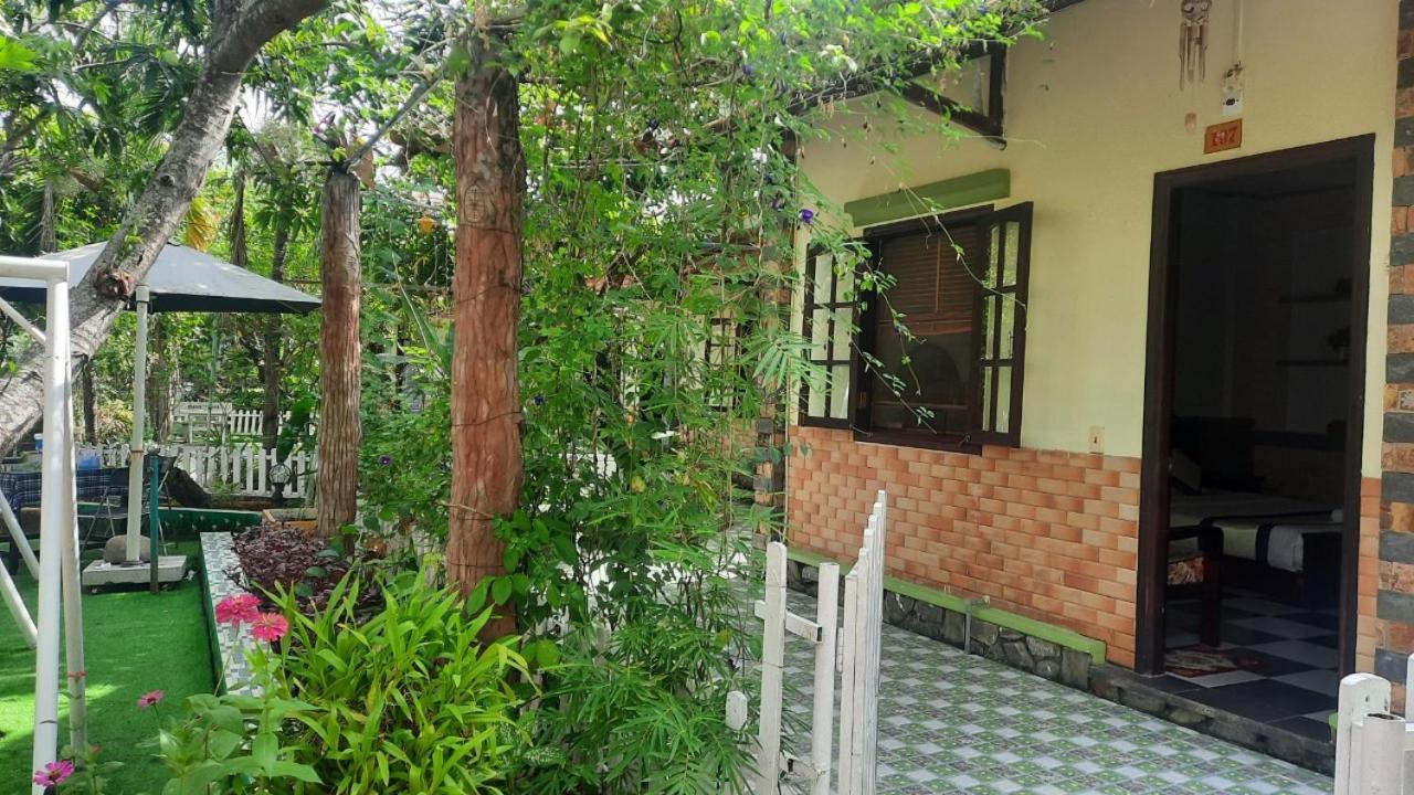 Bungalow with Garden View - Photo 9