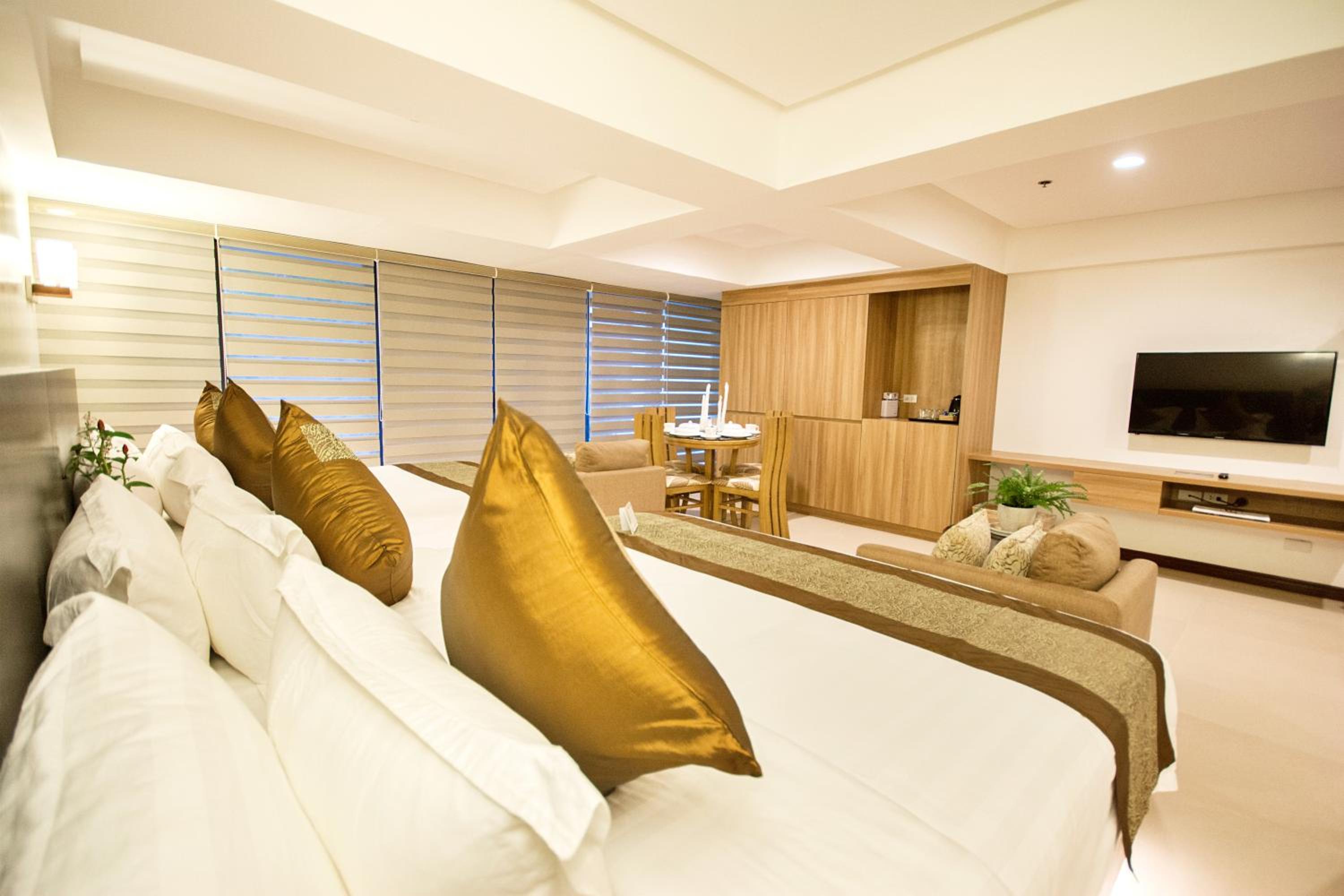 Deluxe Double Room - Photo 11