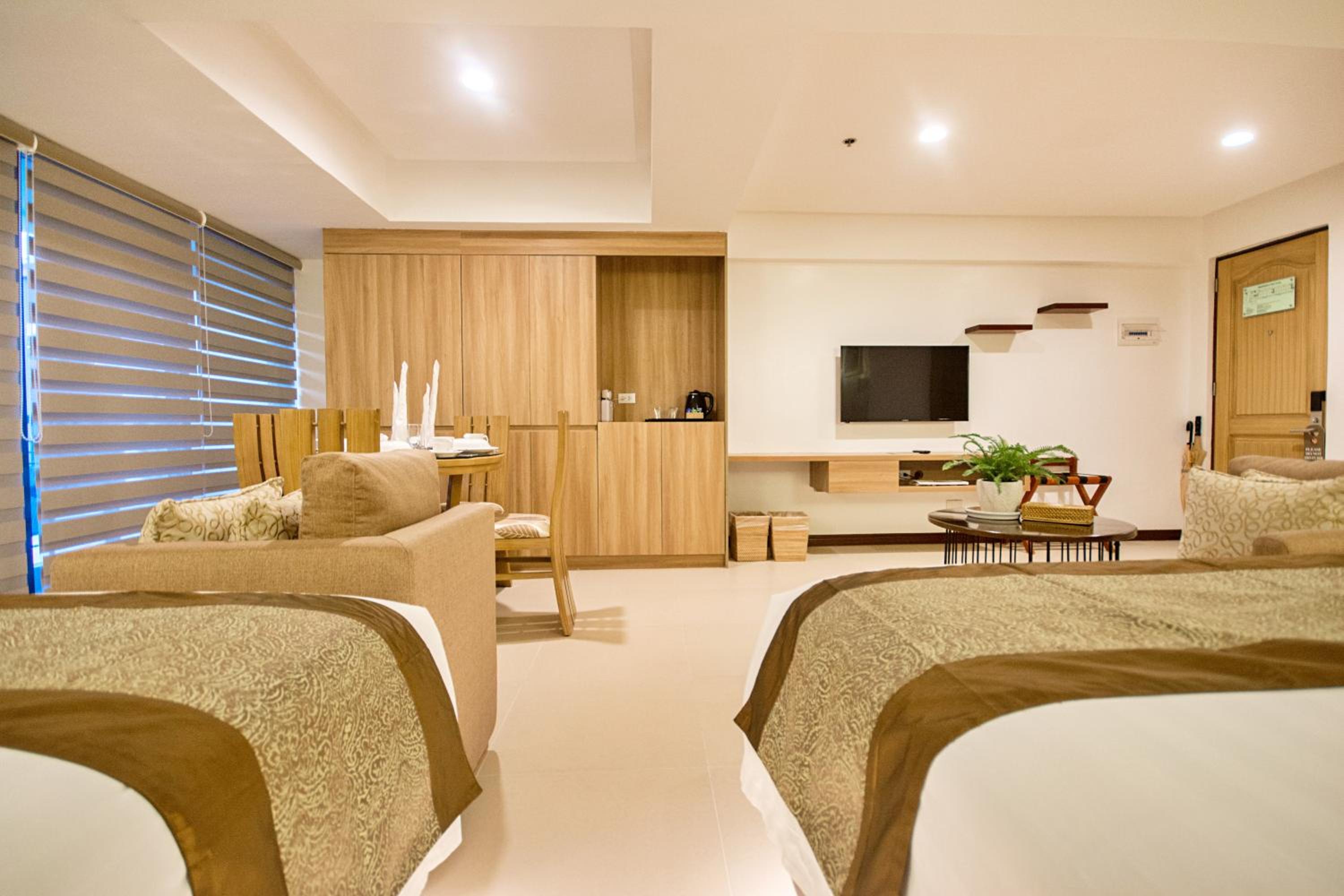 Deluxe Double Room - Photo 9