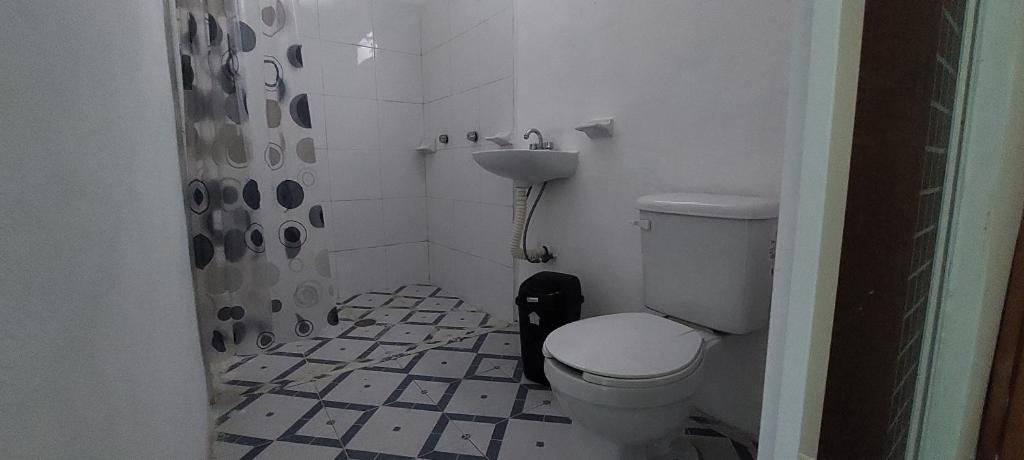 Quadruple Room with Private Bathroom - Photo 5