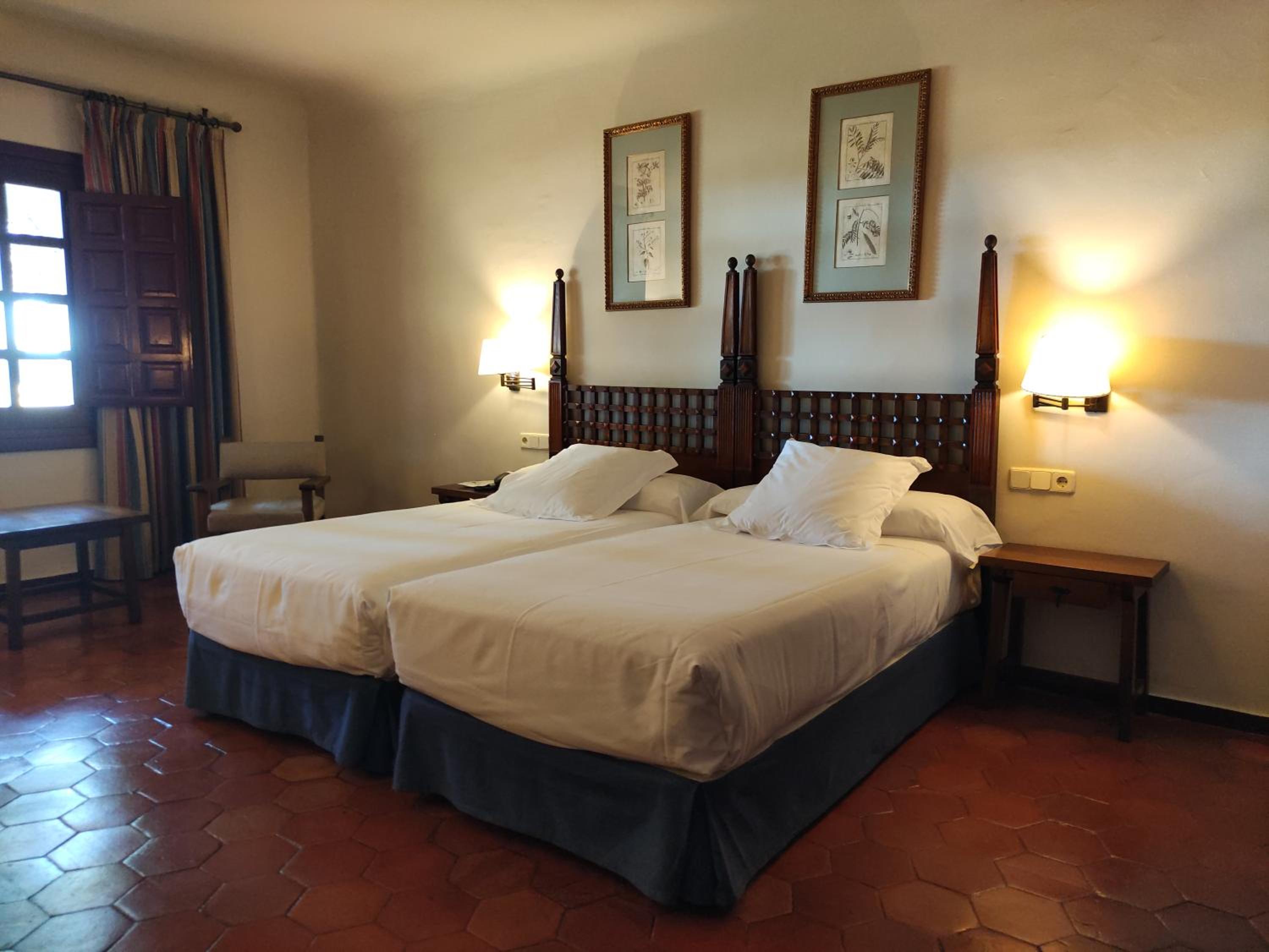 Standard Double Room - Photo 11