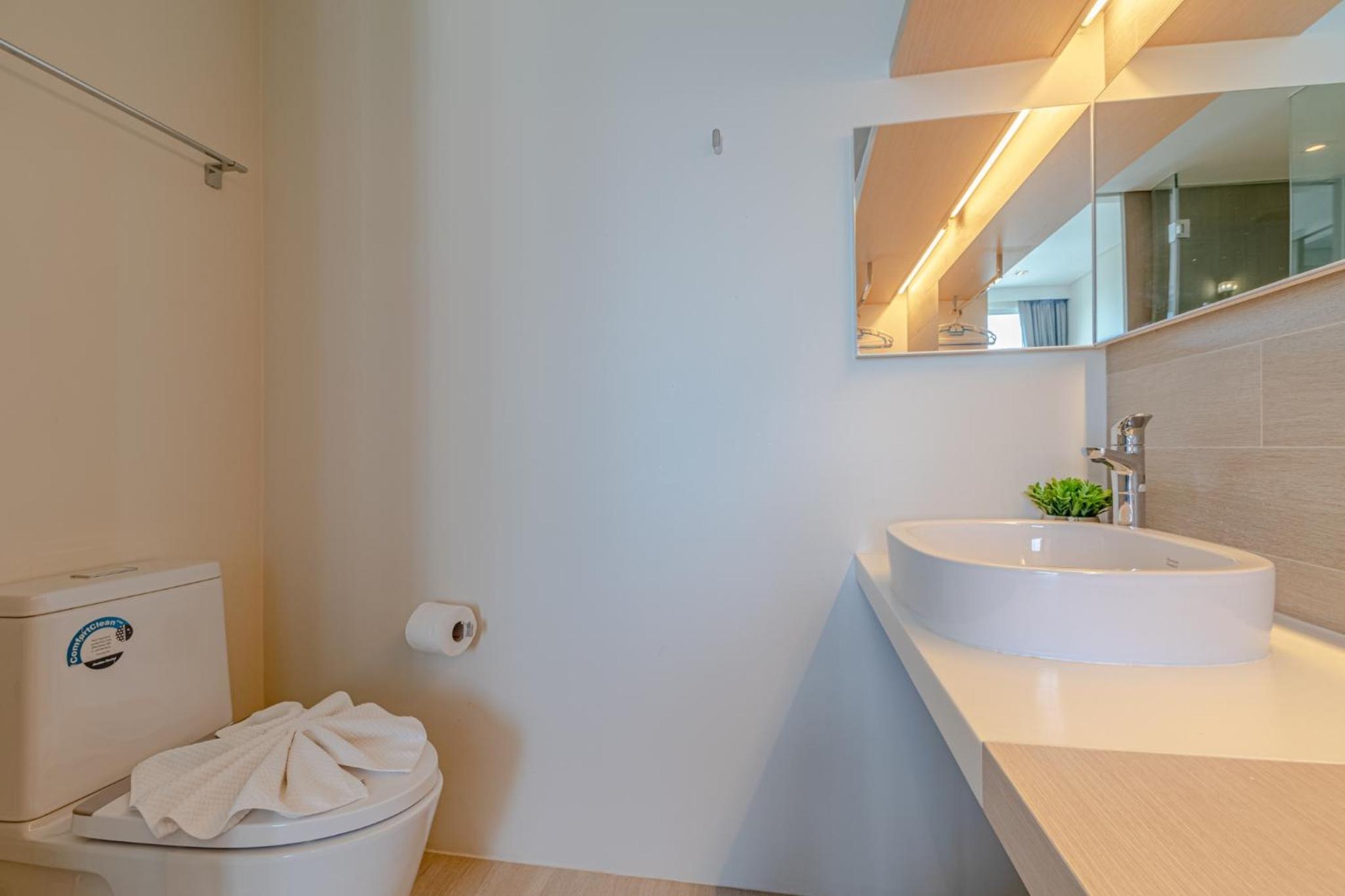 Executive Suite - Photo 5