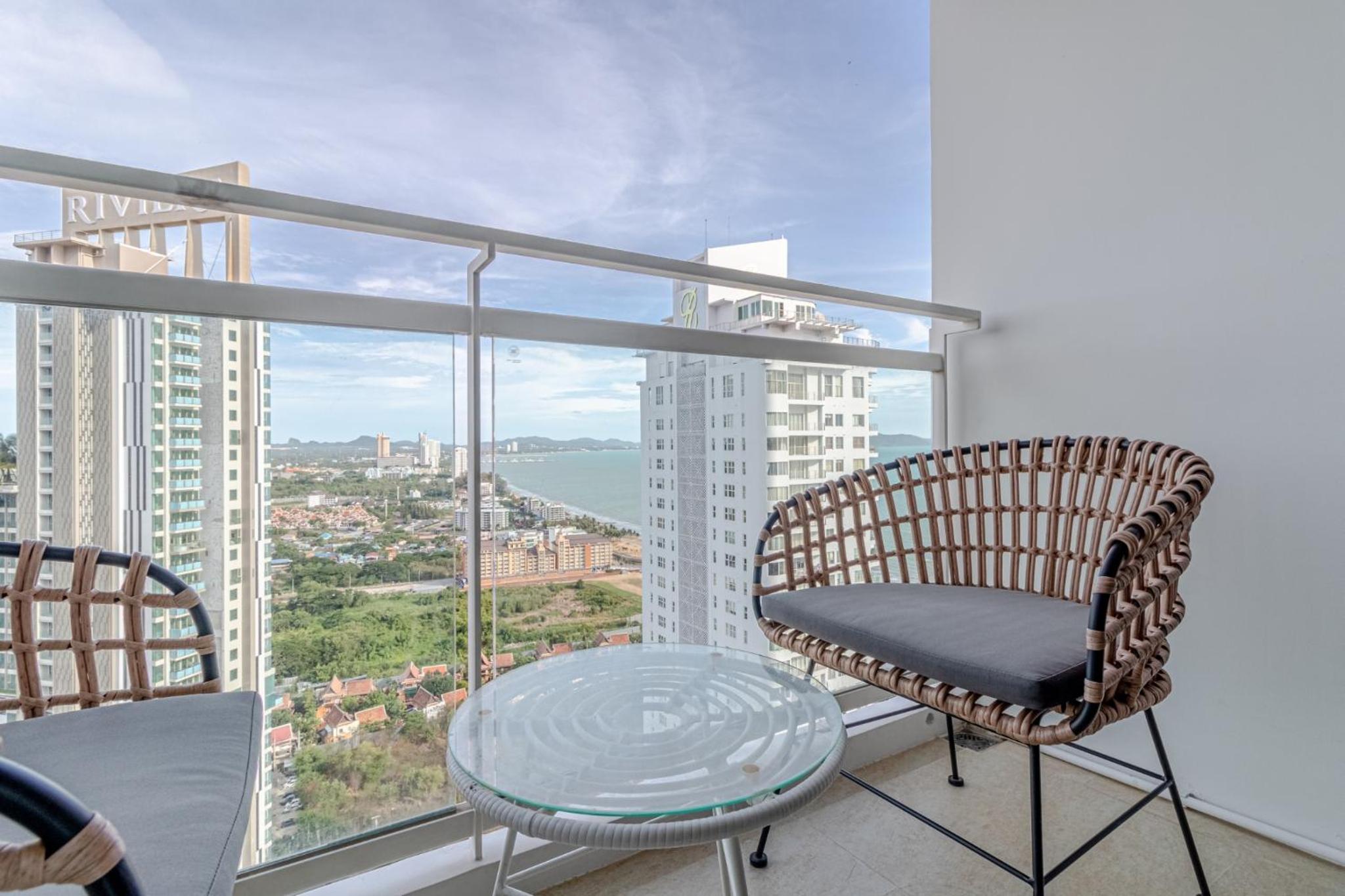 Executive Suite - Photo 6