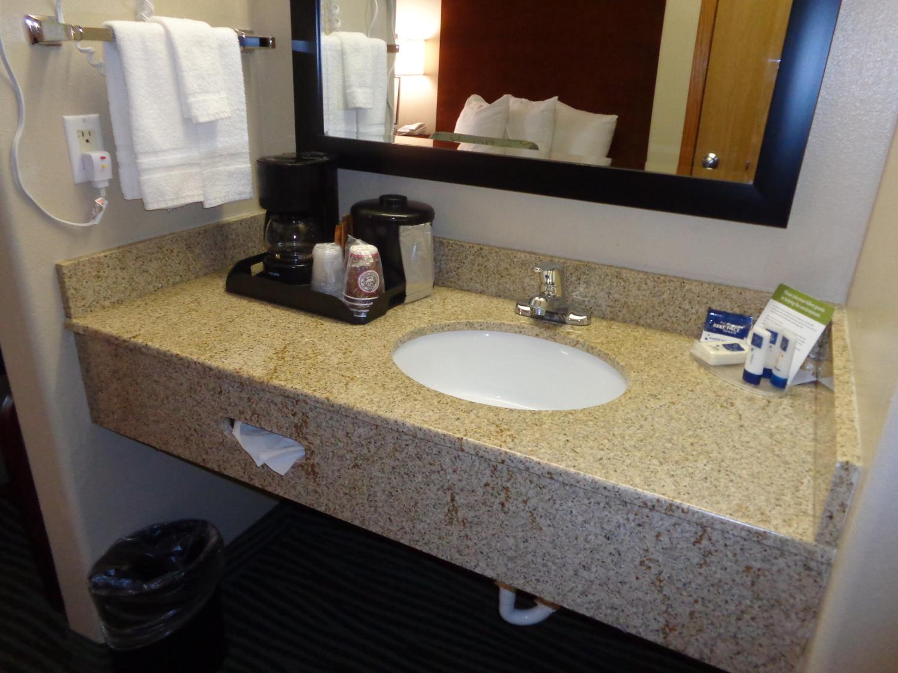 Deluxe Queen Room with Two Queen Beds - Non-Smoking photo 3