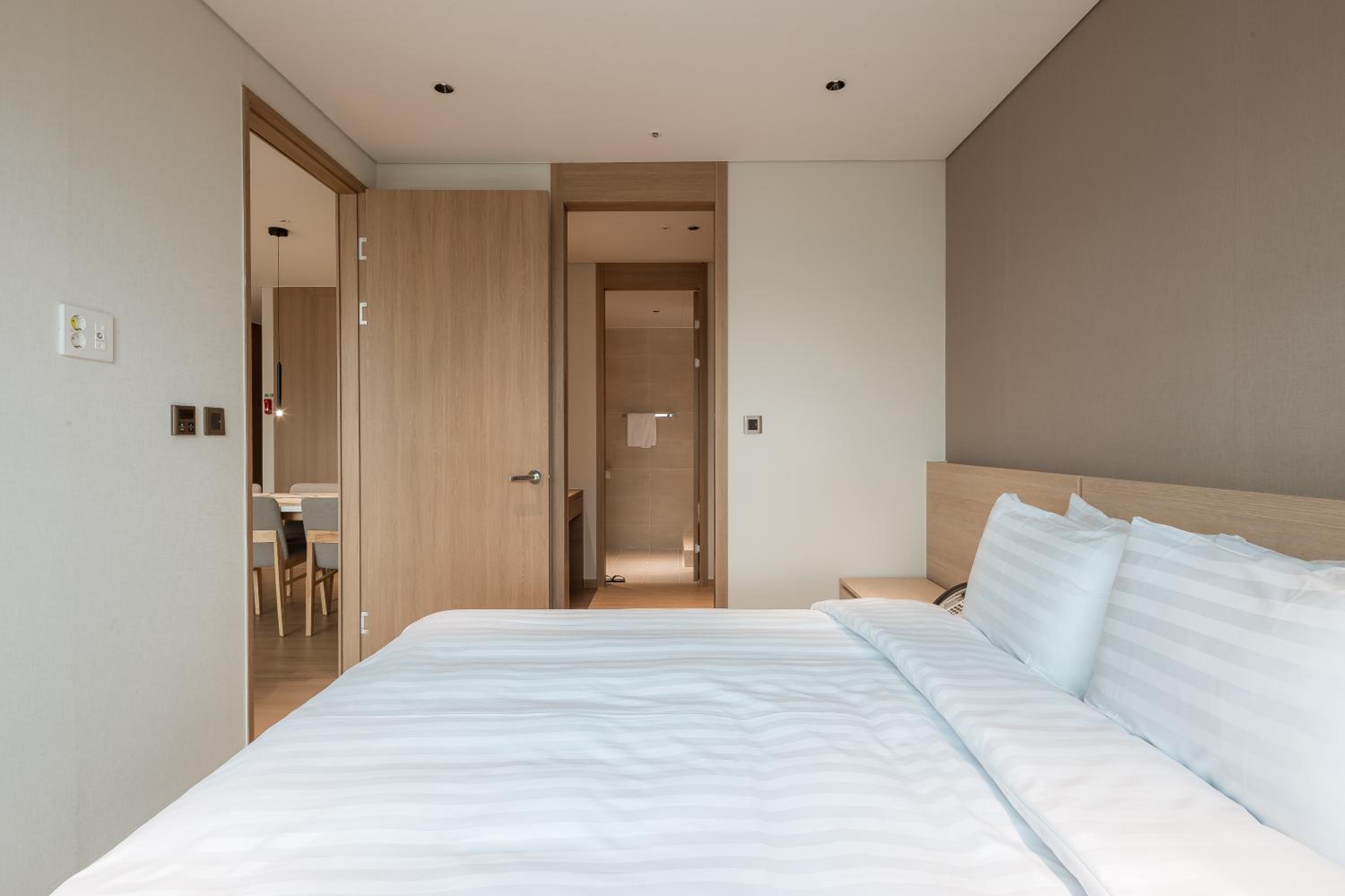 Premier Deluxe Room (Two Rooms) - Photo 7