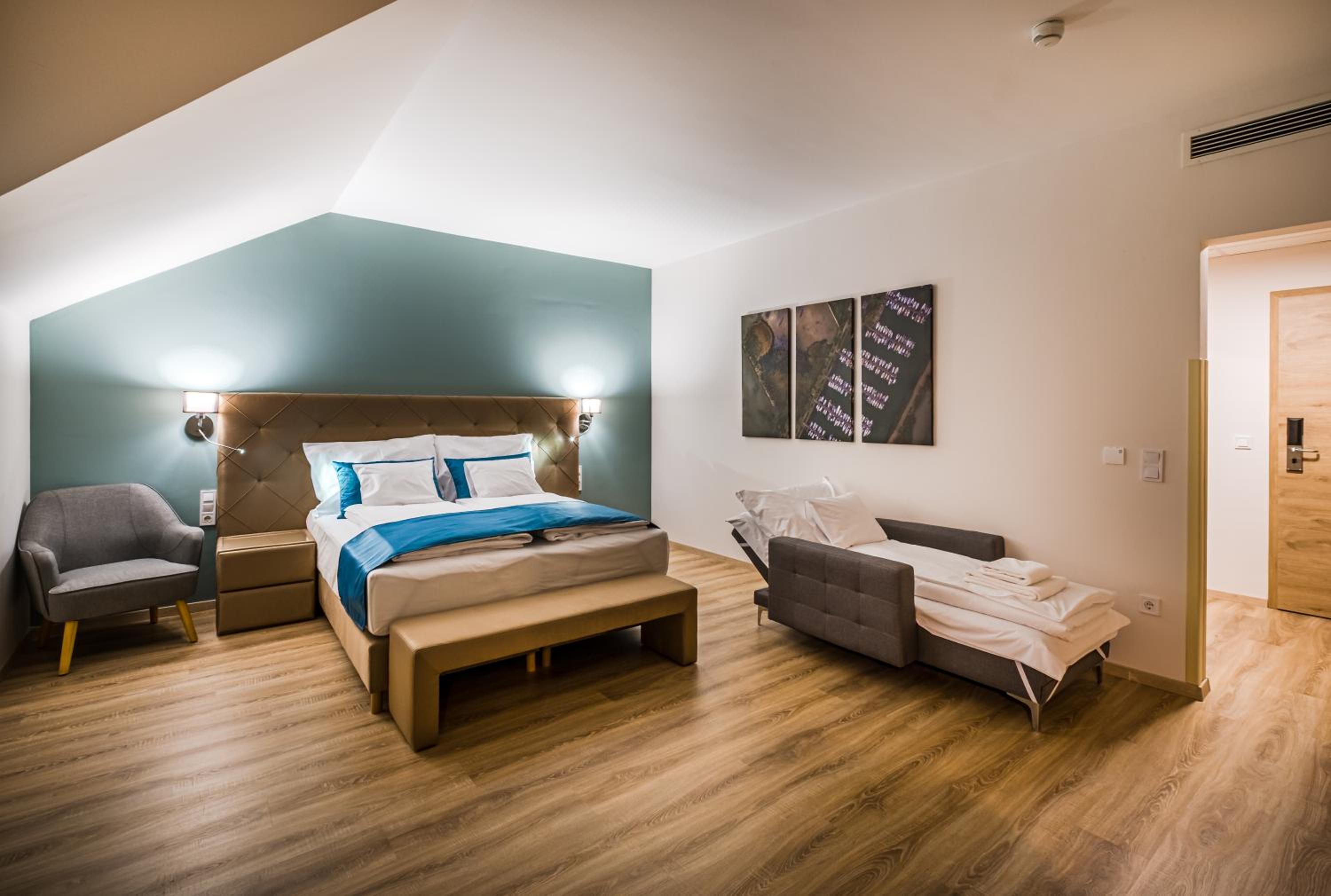 Deluxe Family Room - Photo 1
