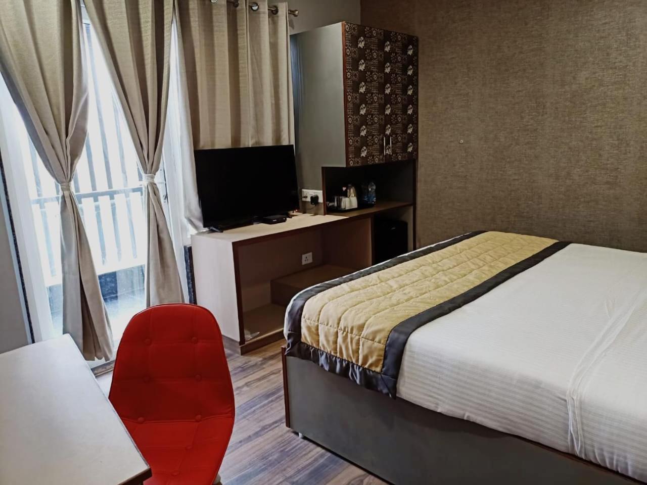 Deluxe Double Room with Balcony - Photo 4