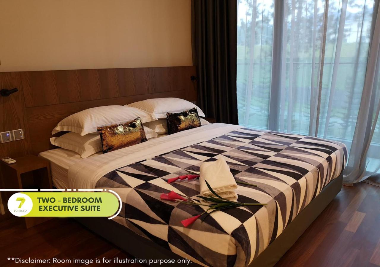 2-Bedroom Executive King Suite with Balcony - Photo 2