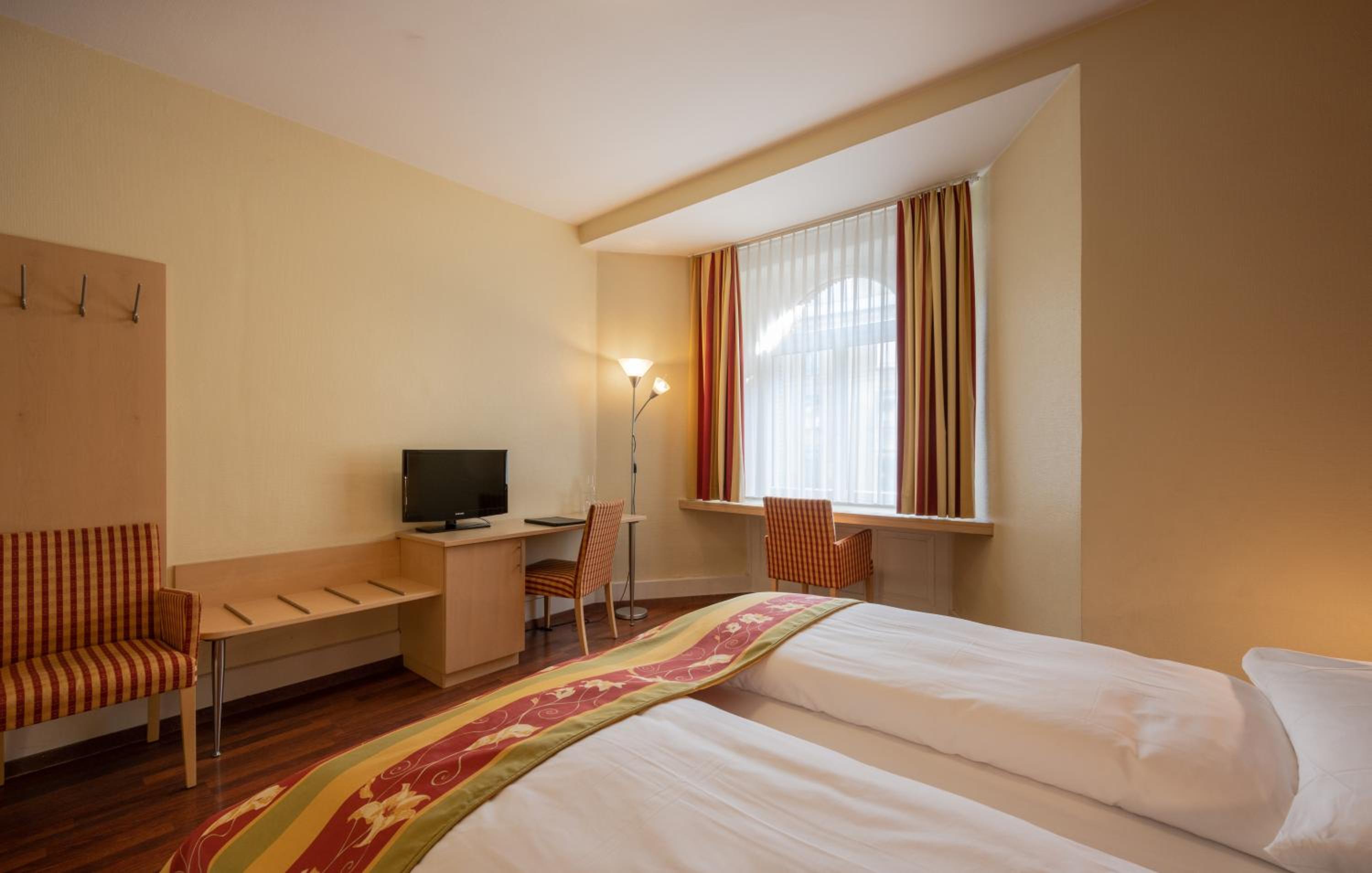 Standard Double Room - Photo 7