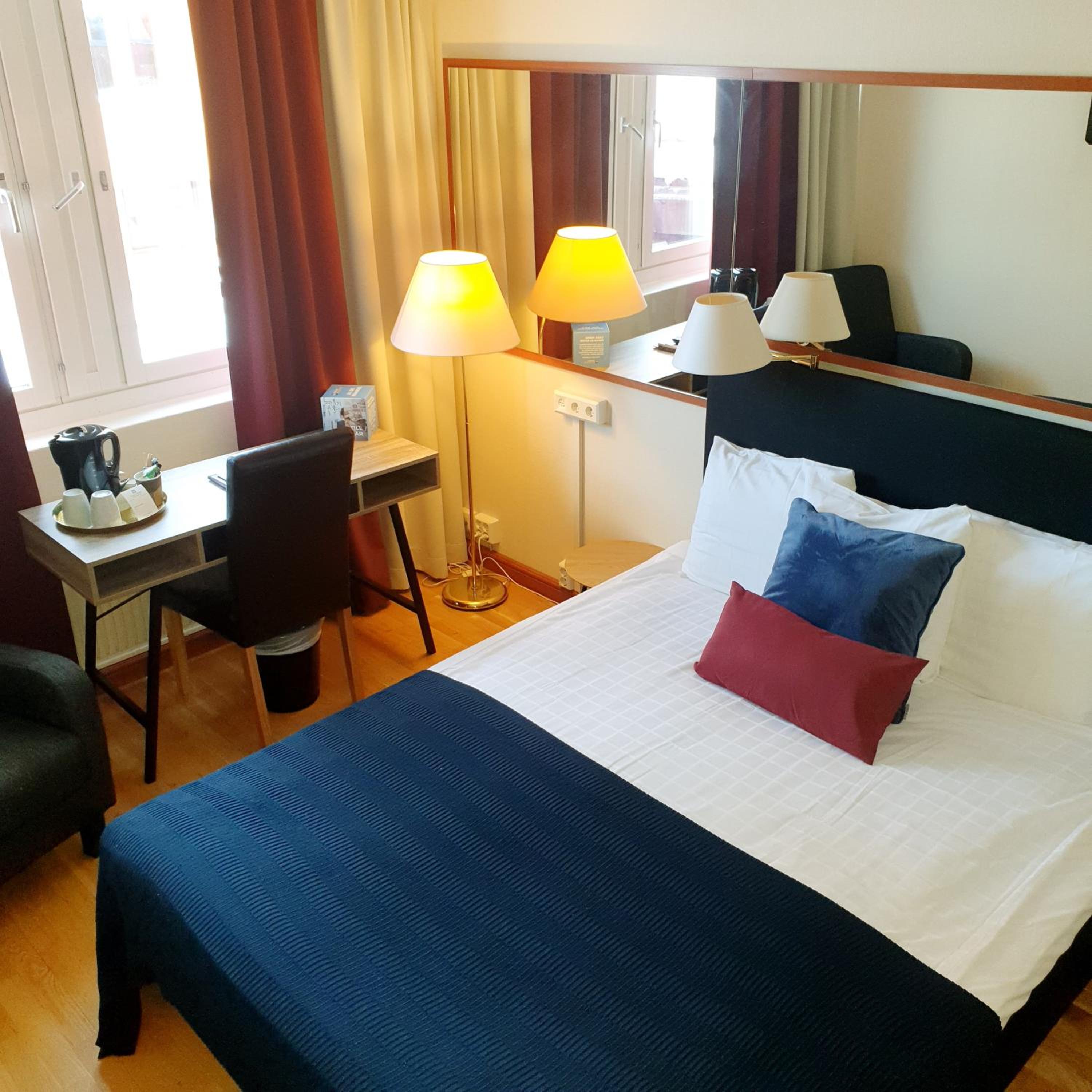 Standard Queen Room with Queen Bed - Non-Smoking photo 2