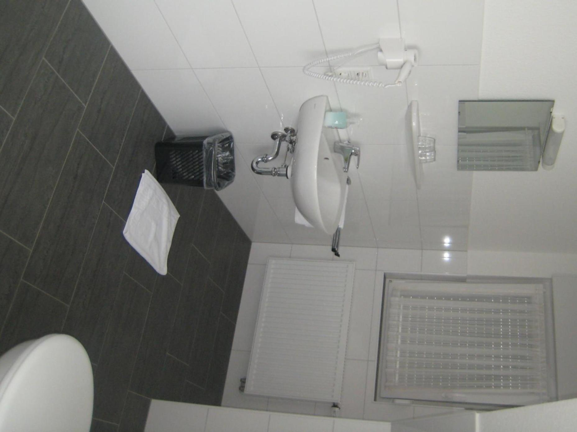 Twin Room - Photo 4