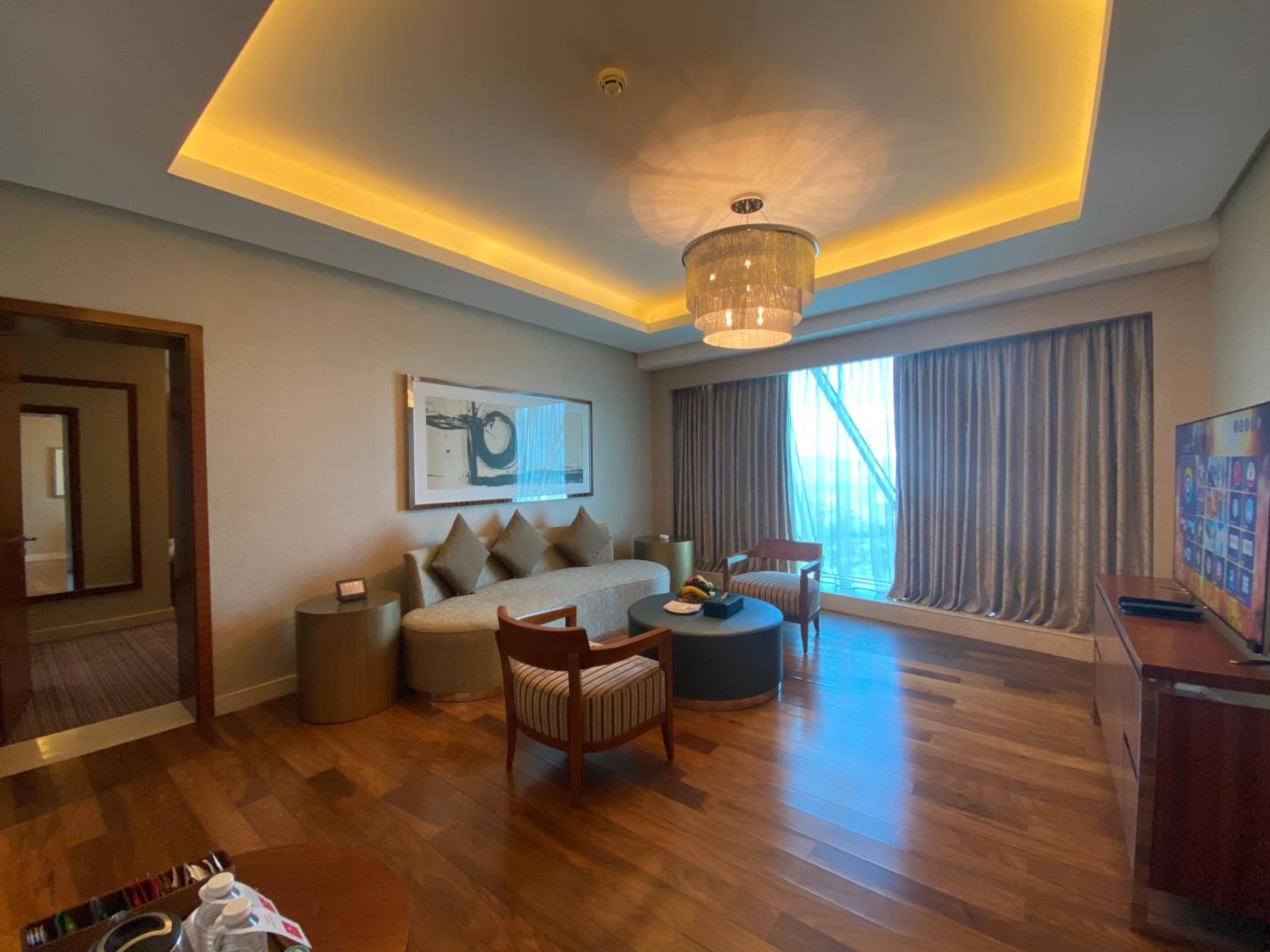  Sky Executive Suite - Photo 3