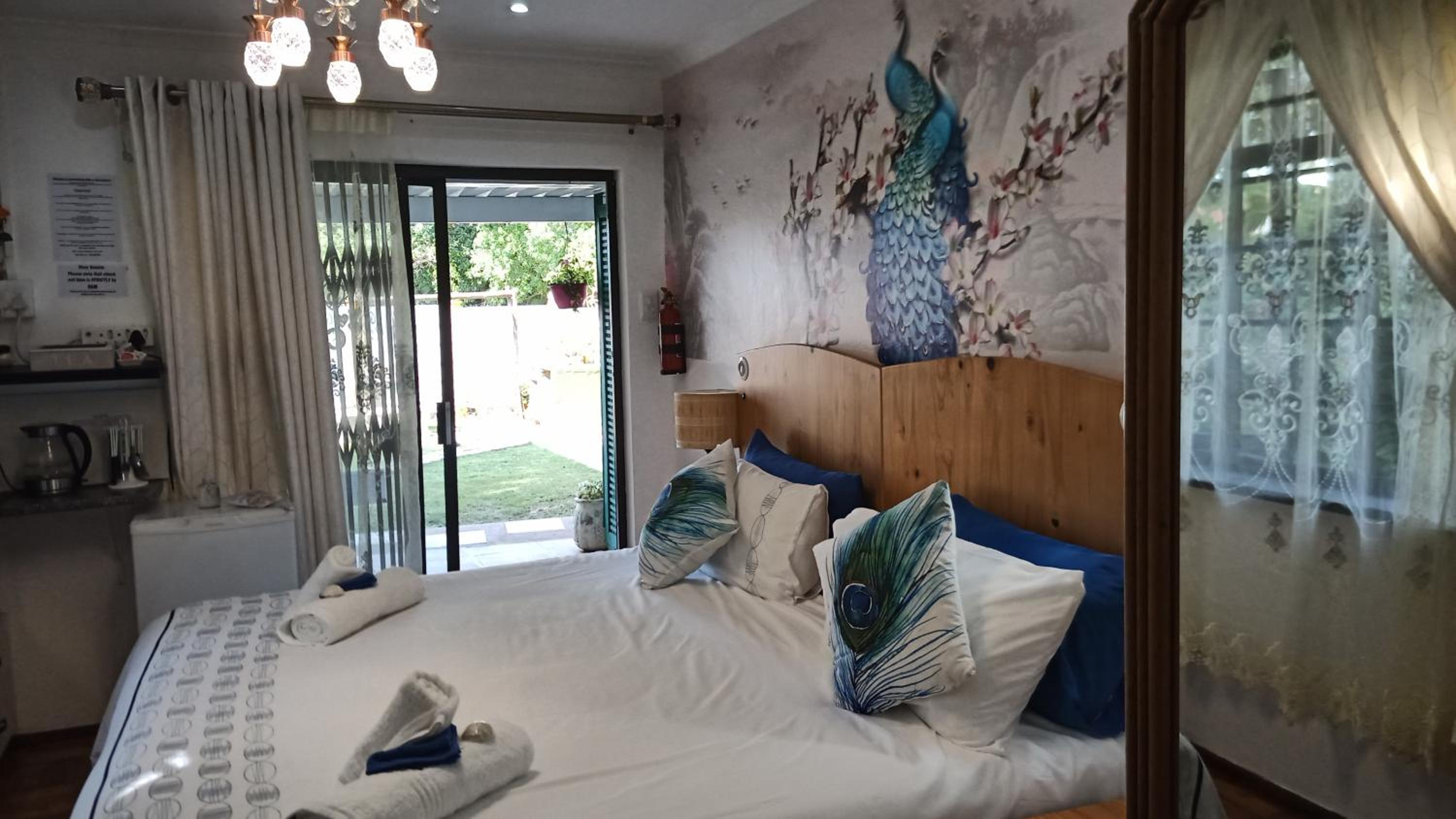 Deluxe Double or Twin Room with Pool View - Photo 14