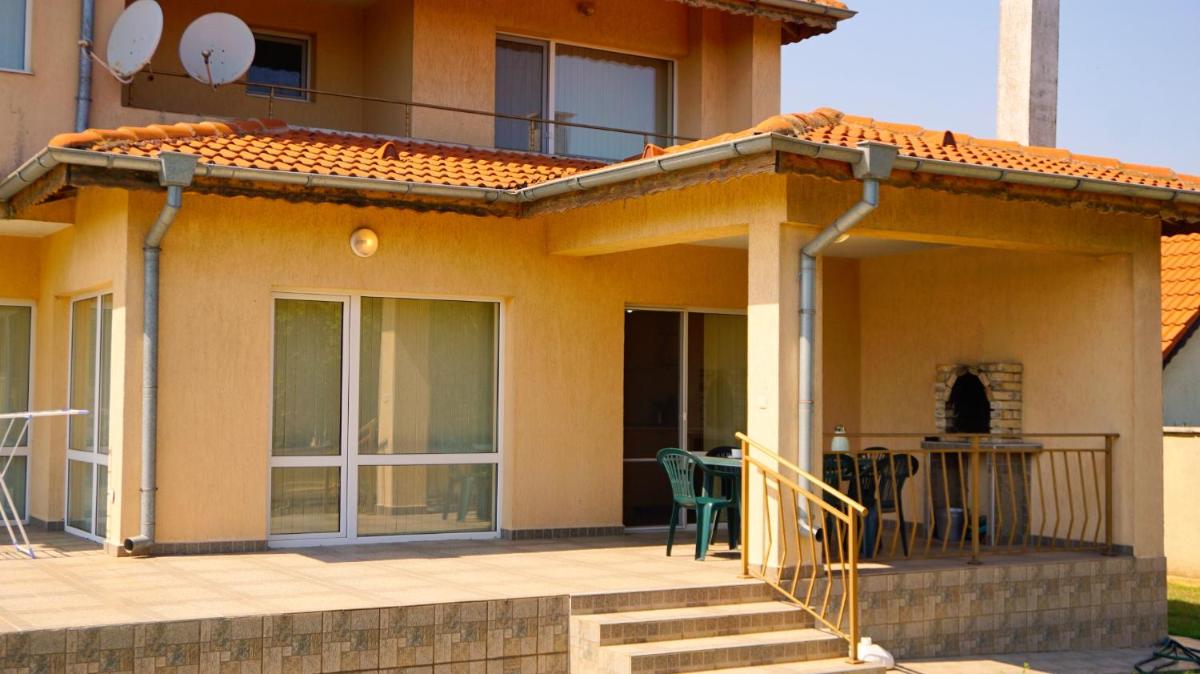 Three-Bedroom House photo 3