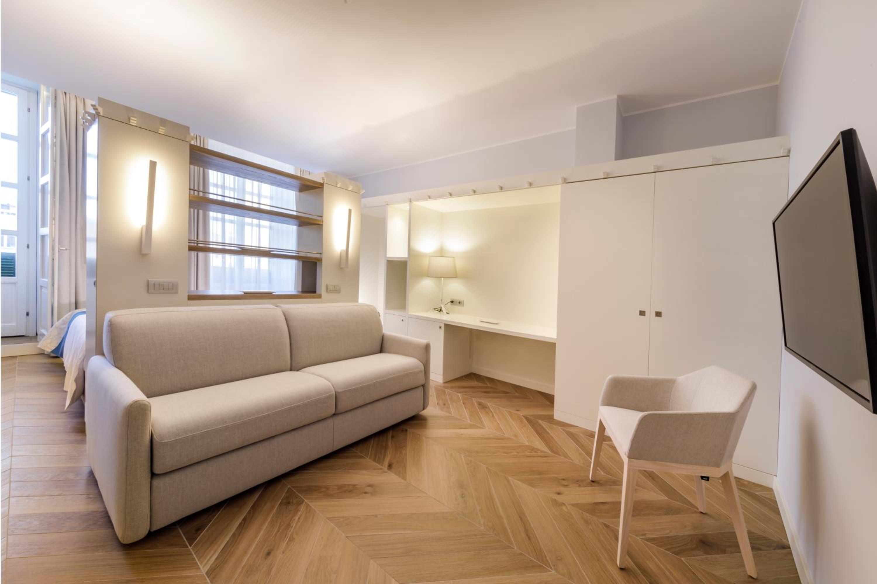 Junior Suite with Balcony - Photo 6