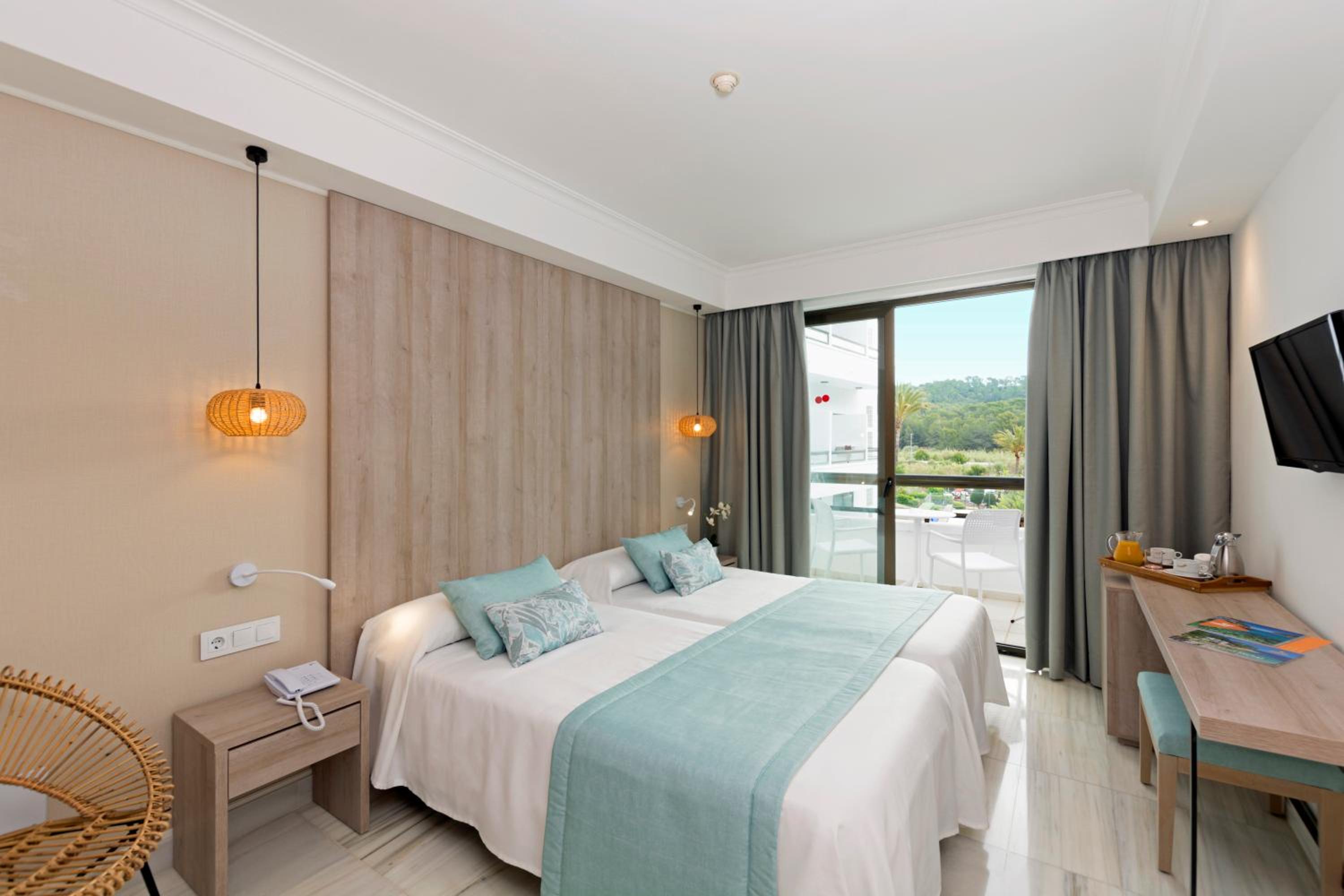 Habitación Doble Superior con Vista a la Piscina
