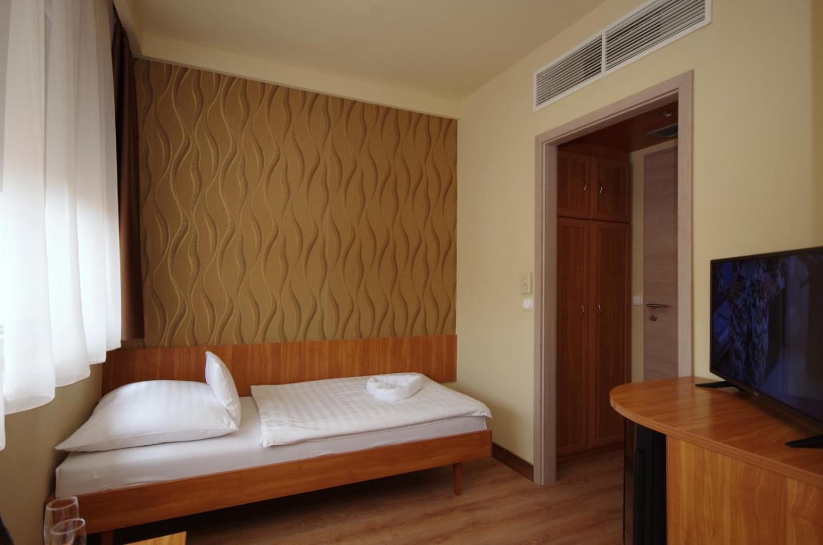 Standard Double or Twin Room photo 1