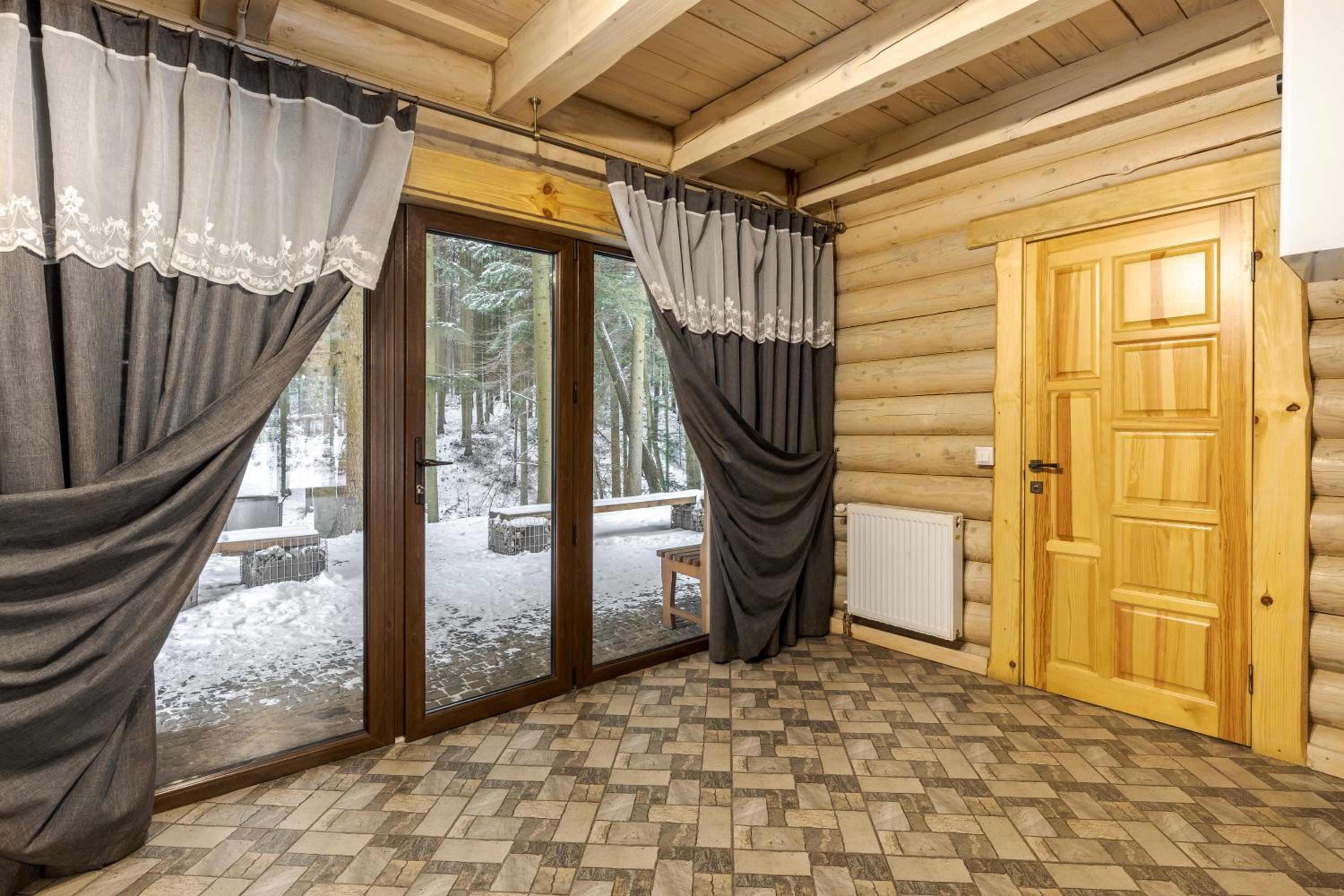 Five-Bedroom House photo 1