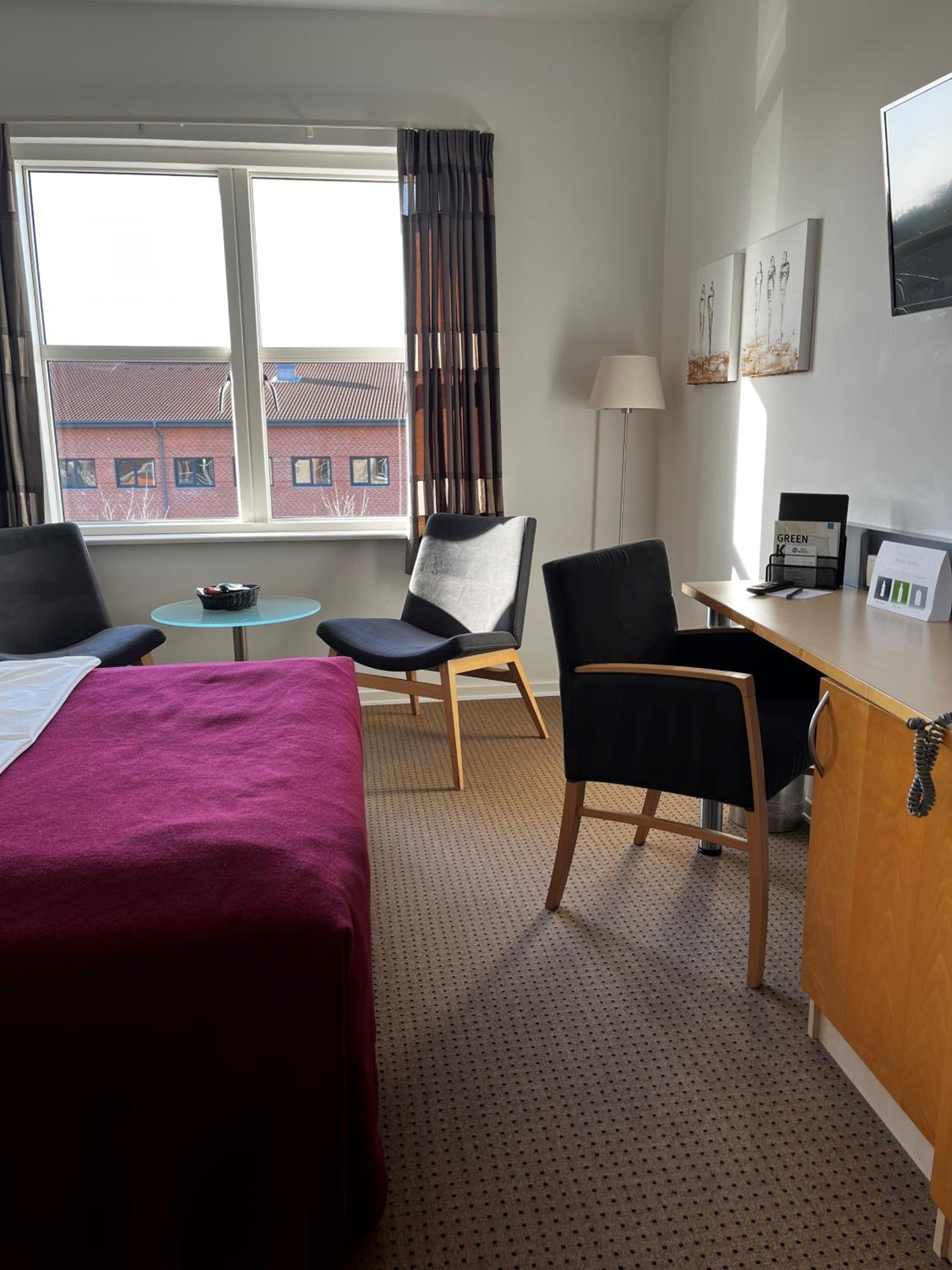 Standard Queen Room with Walk-In Shower - Non-Smoking - Photo 3