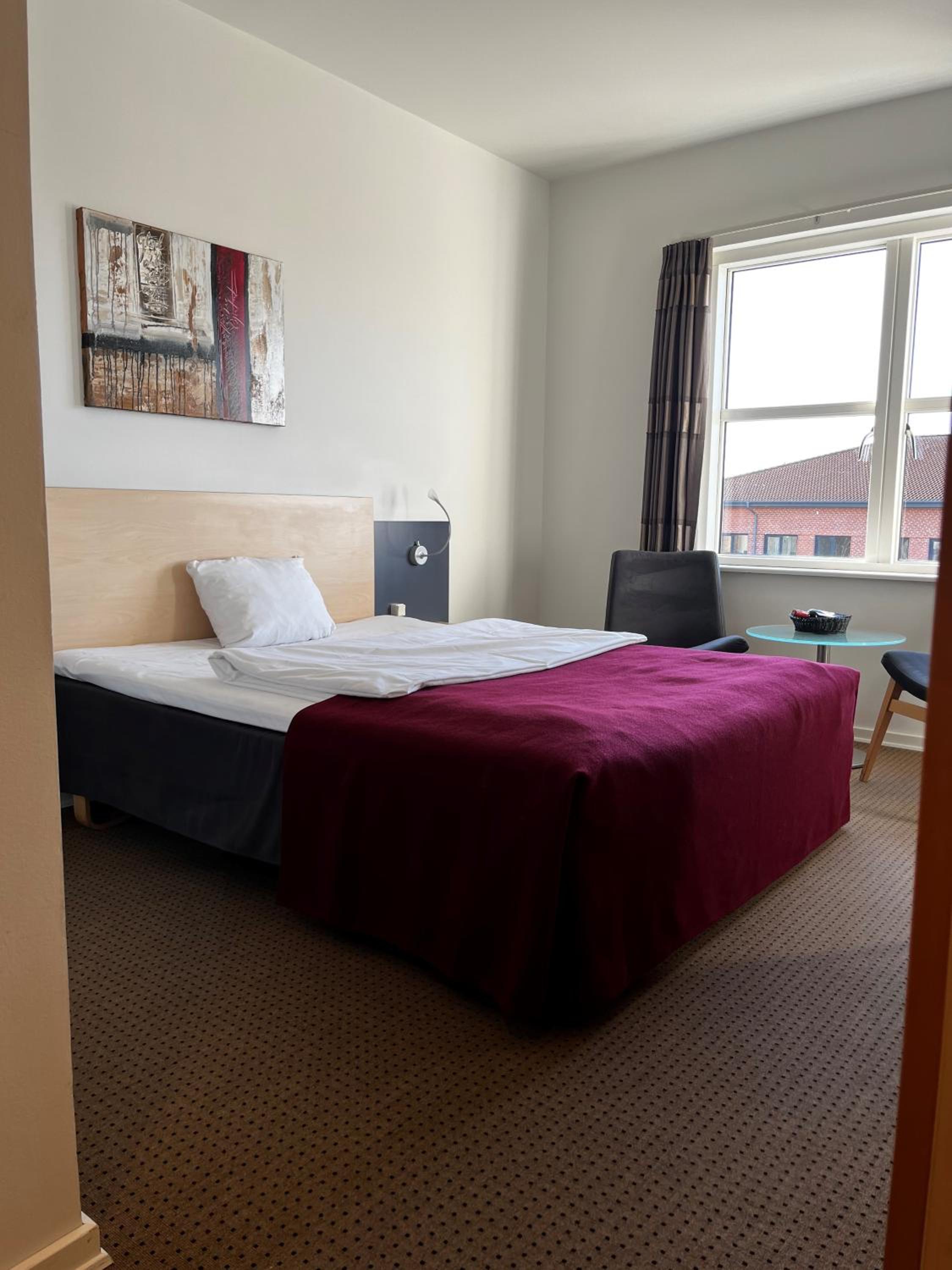 Standard Queen Room with Walk-In Shower - Non-Smoking - Photo 1