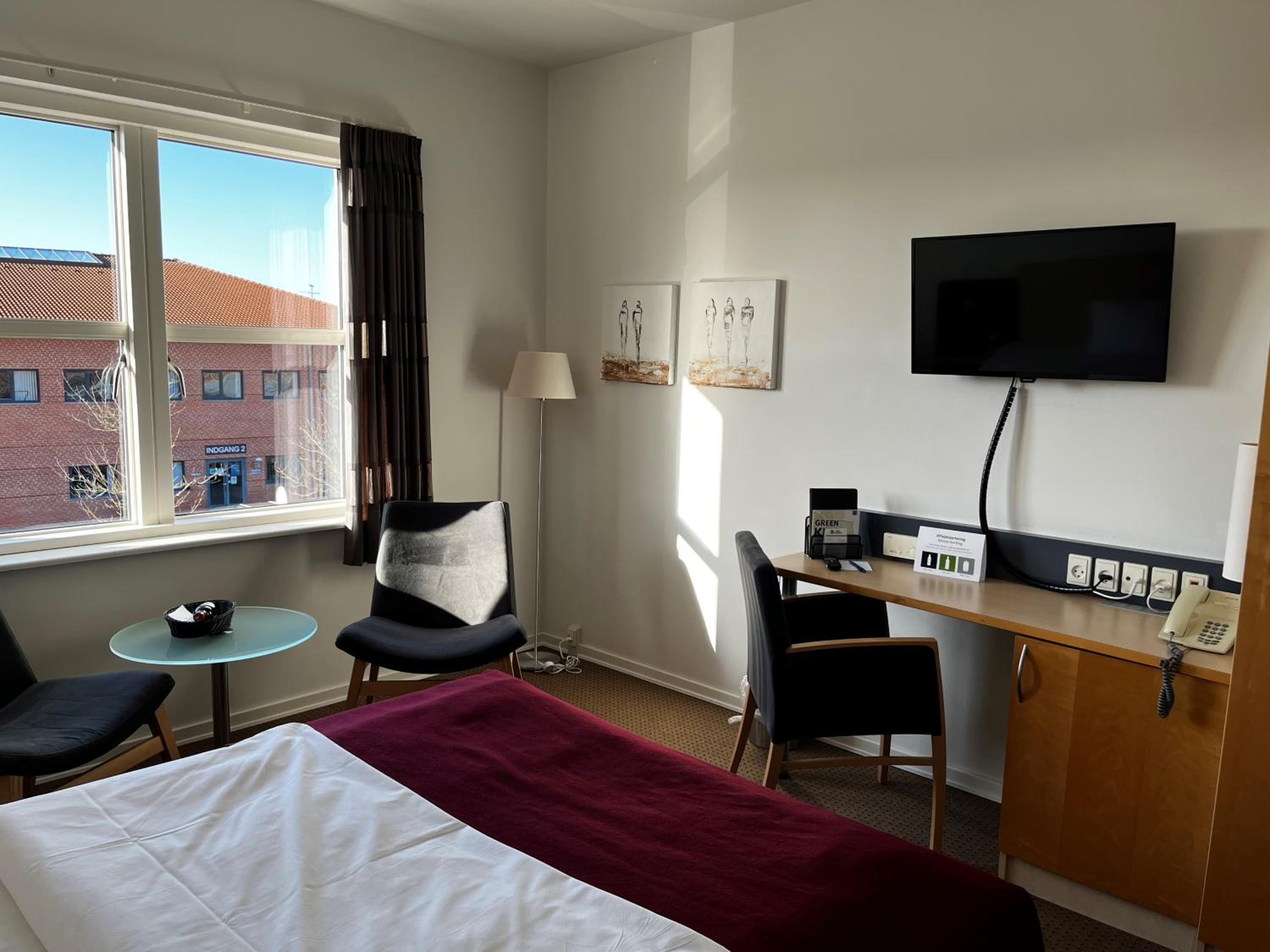 Standard Queen Room with Walk-In Shower - Non-Smoking - Photo 2