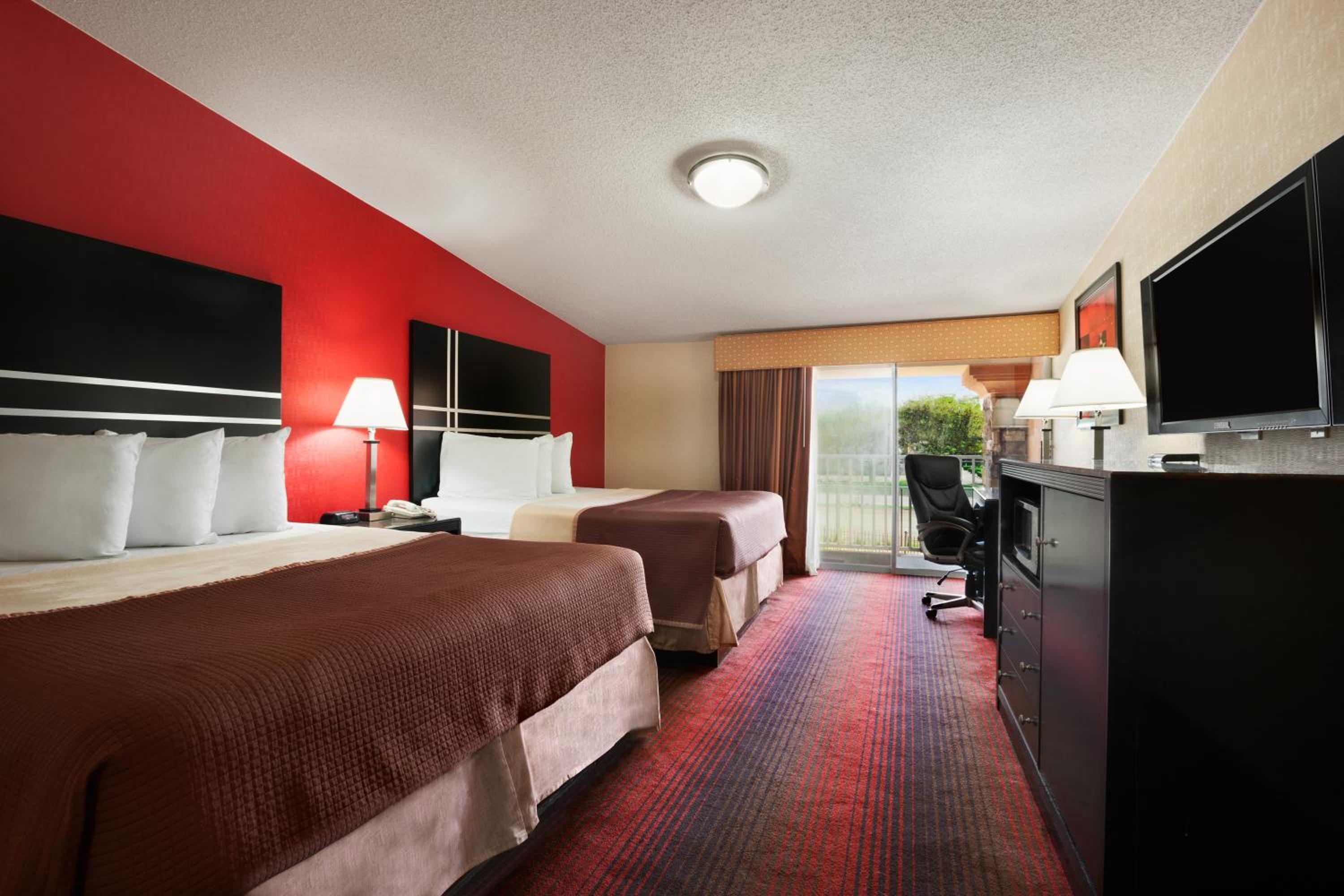 Queen Room with Two Queen Beds - Non-Smoking photo 3