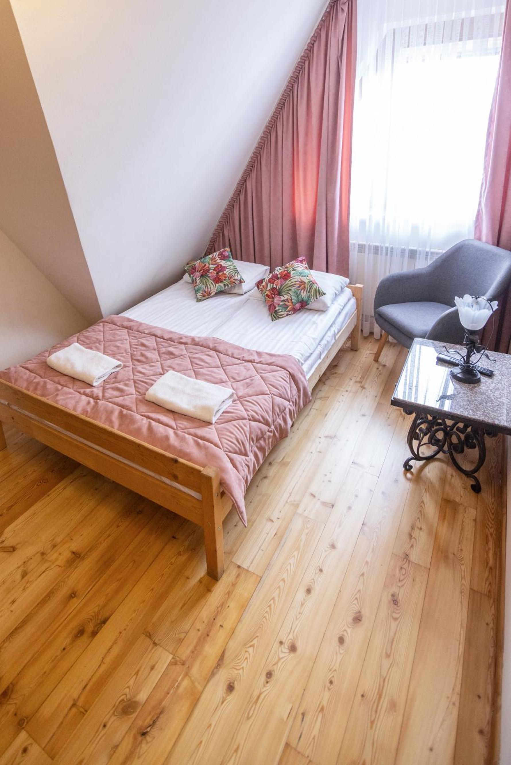 Small Double Room photo 1